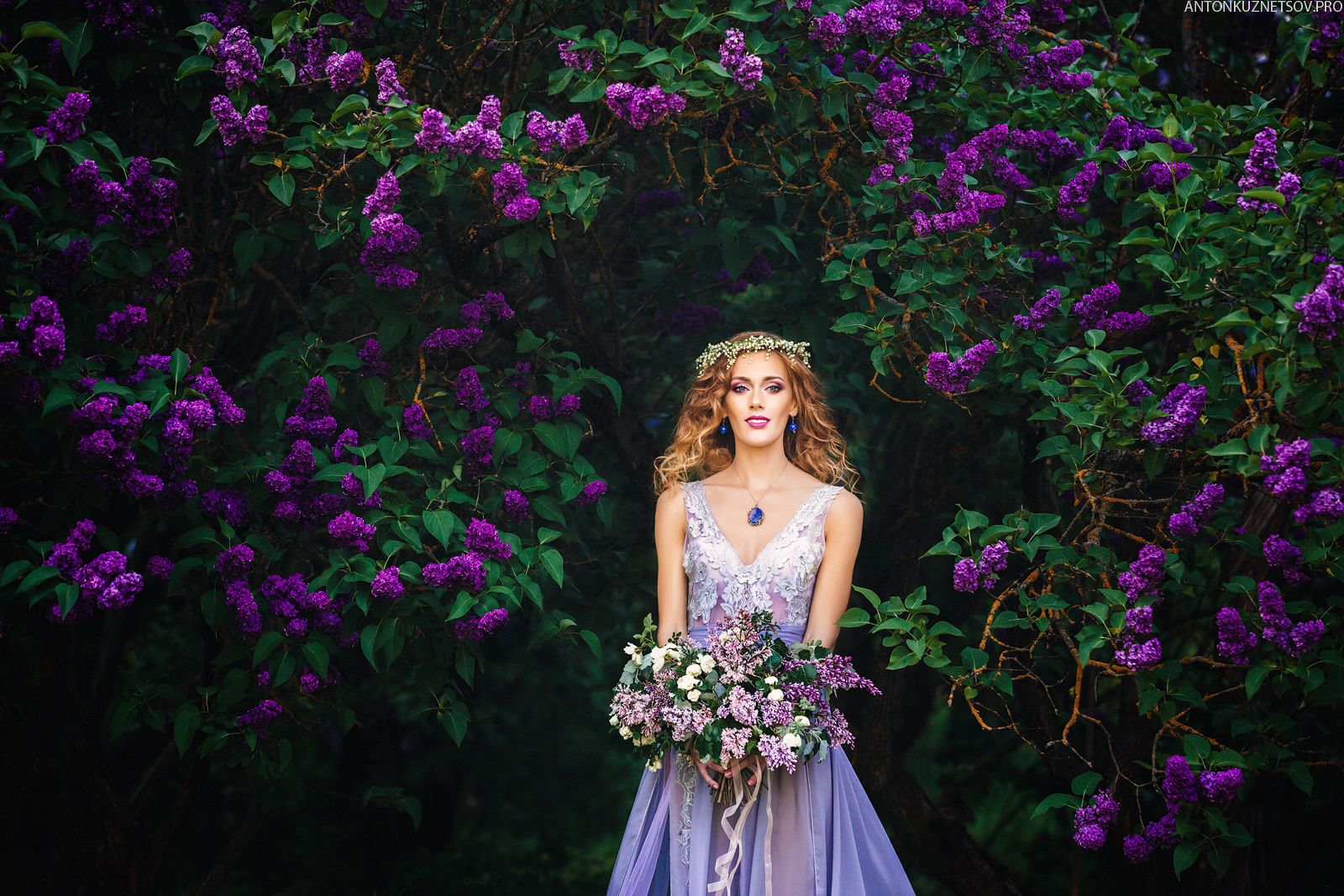 Акция на фотосъемку весеннего портрета в мае в Минске в цветущей сирен. Профессиональный свадебный фотограф в Минске Антон Кузнецов