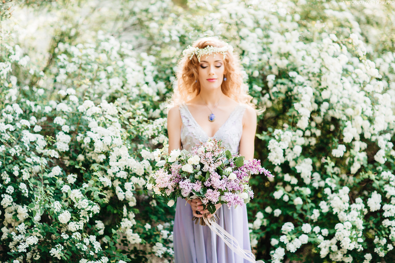 Акция на фотосъемку весеннего портрета в мае в Минске в цветущей сирен. Профессиональный свадебный фотограф в Минске Антон Кузнецов