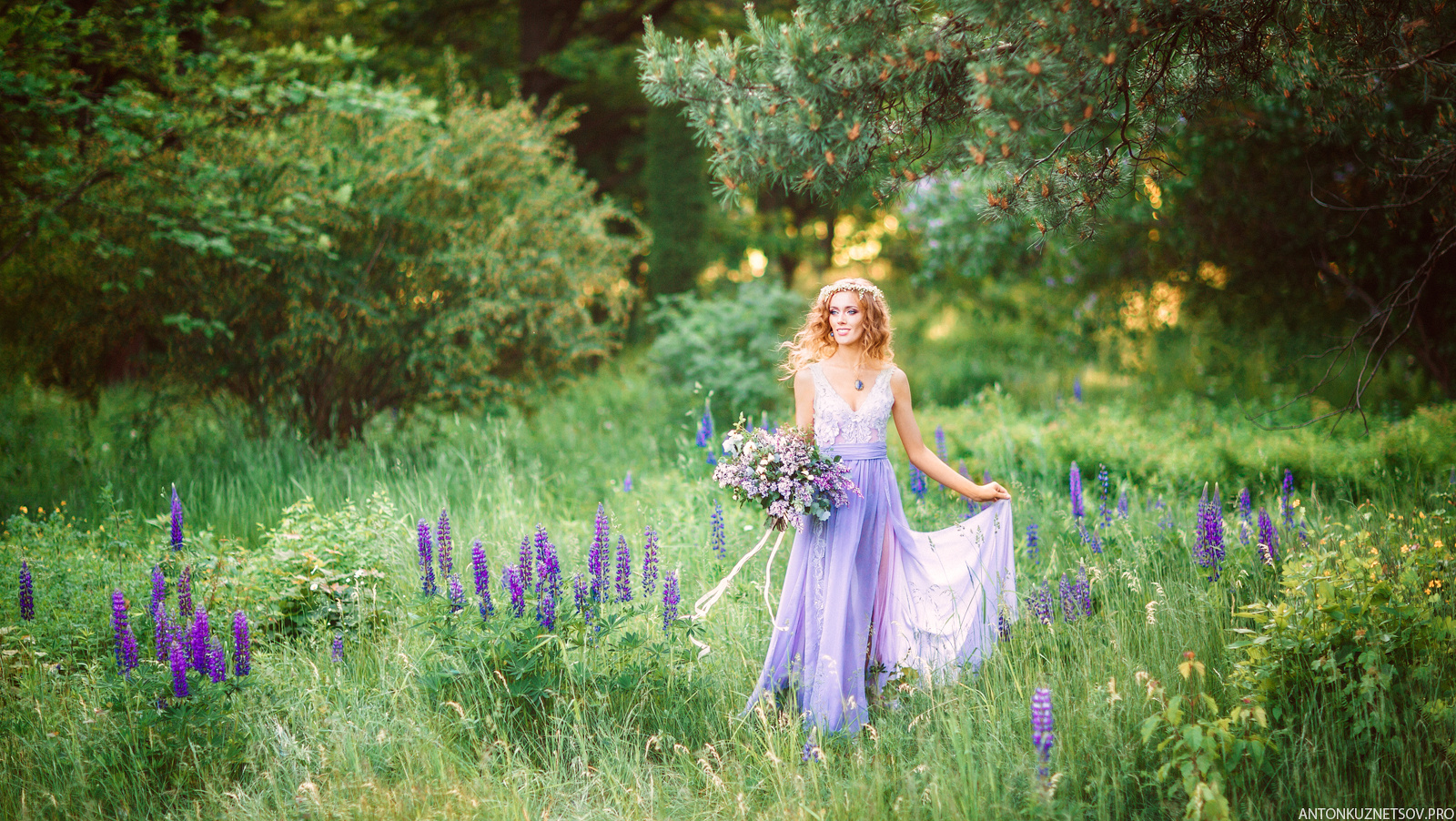 Акция на фотосъемку весеннего портрета в мае в Минске в цветущей сирен. Профессиональный свадебный фотограф в Минске Антон Кузнецов