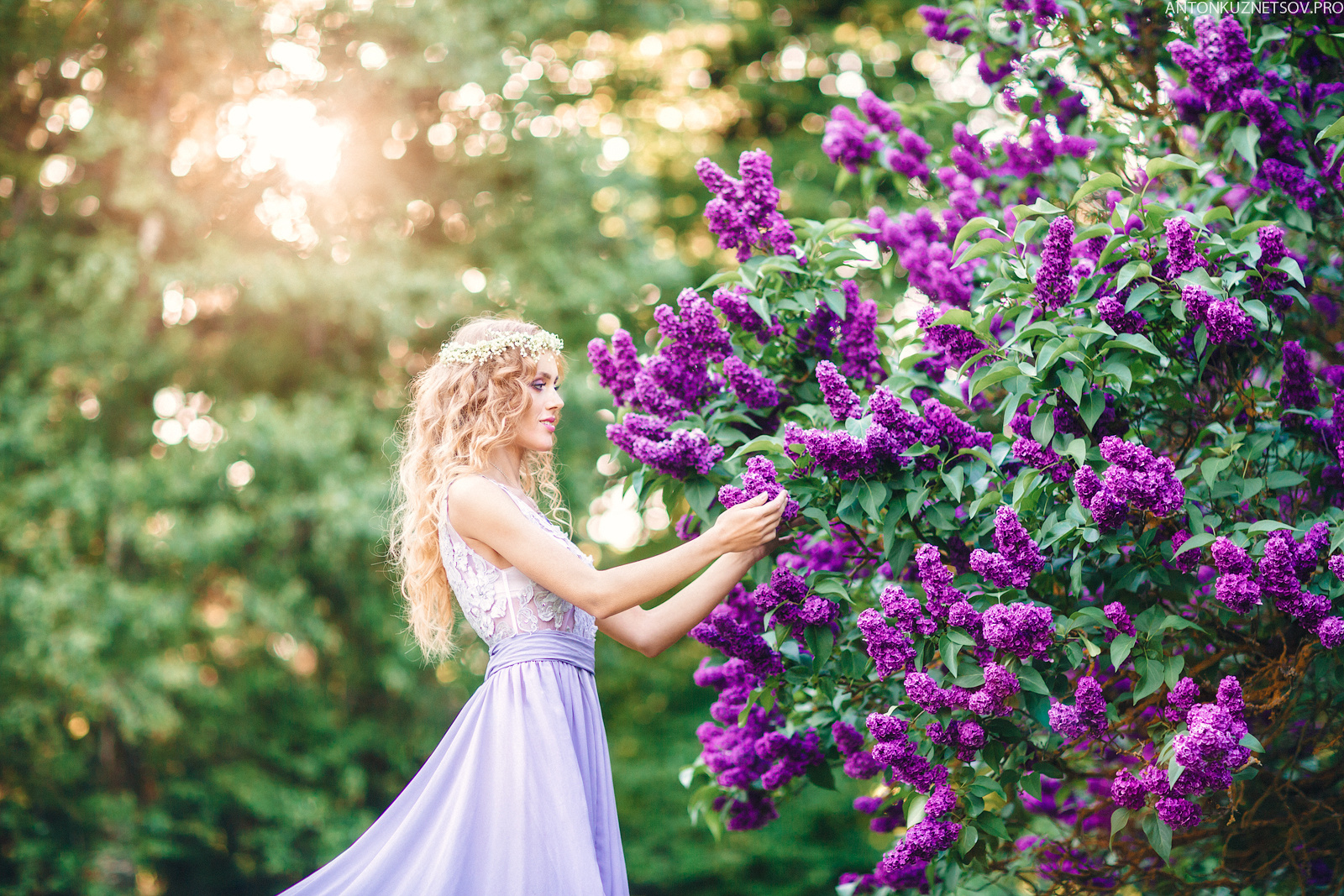 Акция на фотосъемку весеннего портрета в мае в Минске в цветущей сирен. Профессиональный свадебный фотограф в Минске Антон Кузнецов