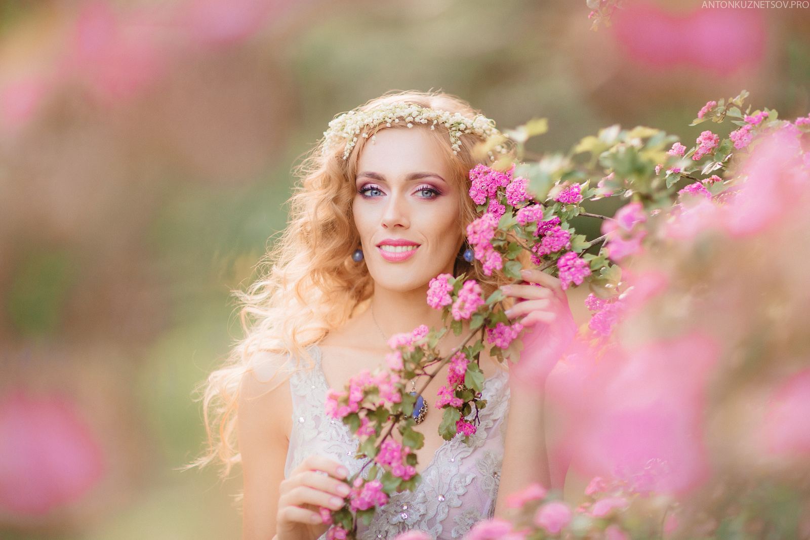 Акция на фотосъемку весеннего портрета в мае в Минске в цветущей сирен. Профессиональный свадебный фотограф в Минске Антон Кузнецов