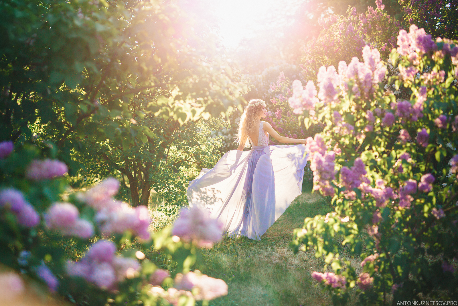 Акция на фотосъемку весеннего портрета в мае в Минске в цветущей сирен. Профессиональный свадебный фотограф в Минске Антон Кузнецов