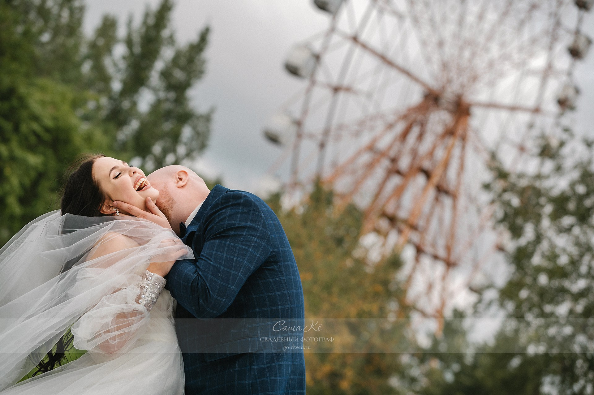 Романтичная прогулка молодоженов