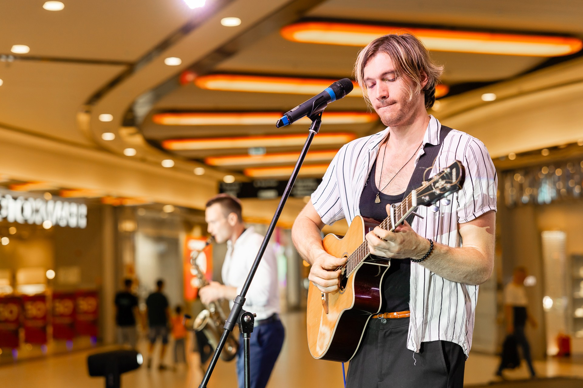 Выступление музыкантов перед зрителями