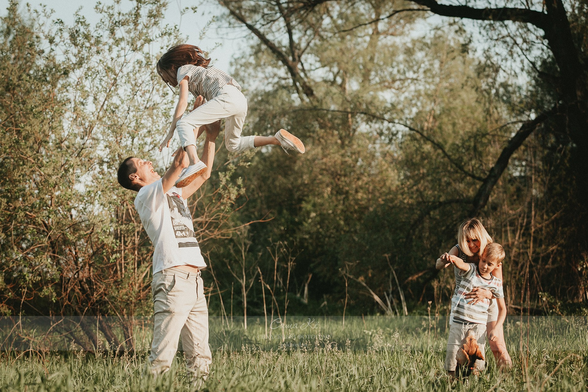 Прогулочная фотосессия в Новосибирске - семейная съемка с поцелуями и нежностью в парке