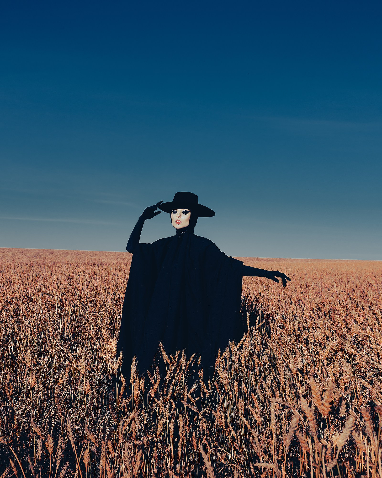 Екатерина. Плащ и шляпа. Фотограф Пётр Заболотский