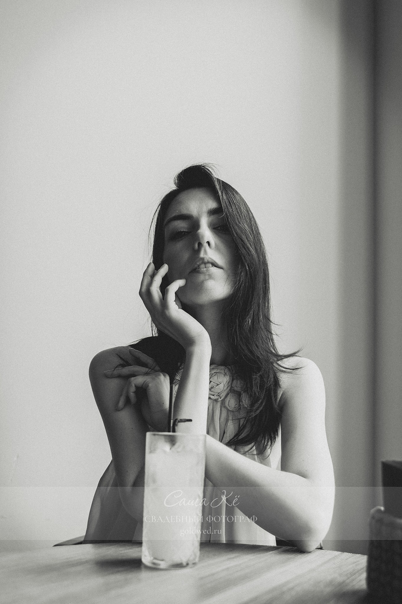 Романтика и fashion стилизация, прогулка, модель у мостов, нежность и эмоции. Стильная фотосессия. Фотограф Новосибирск — Саша Кё.