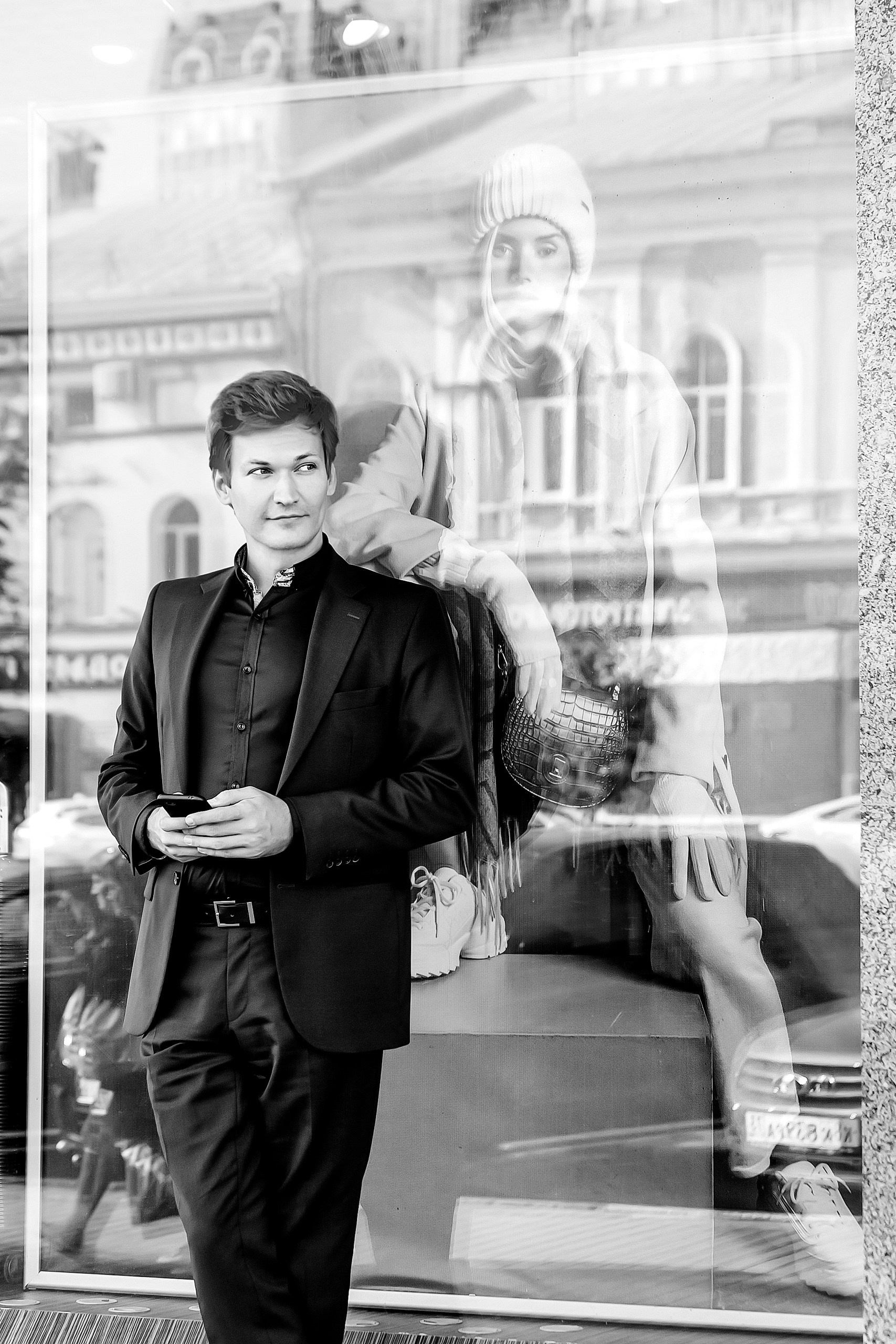 Портрет парня у витрины - индивидуальные фотосессии в Ульяновске
