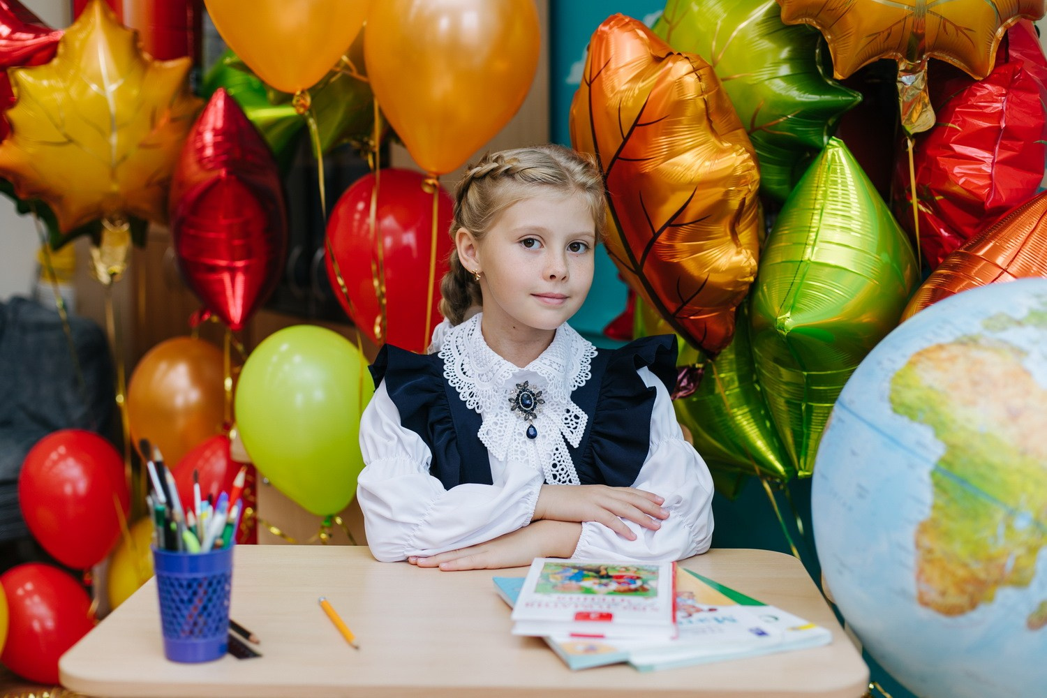 Школьники 1 сентября, линейка. Фотограф крещение венчание в Петербурге! Помогает подобрать храм и посоветовал душевного батюшку в СПб