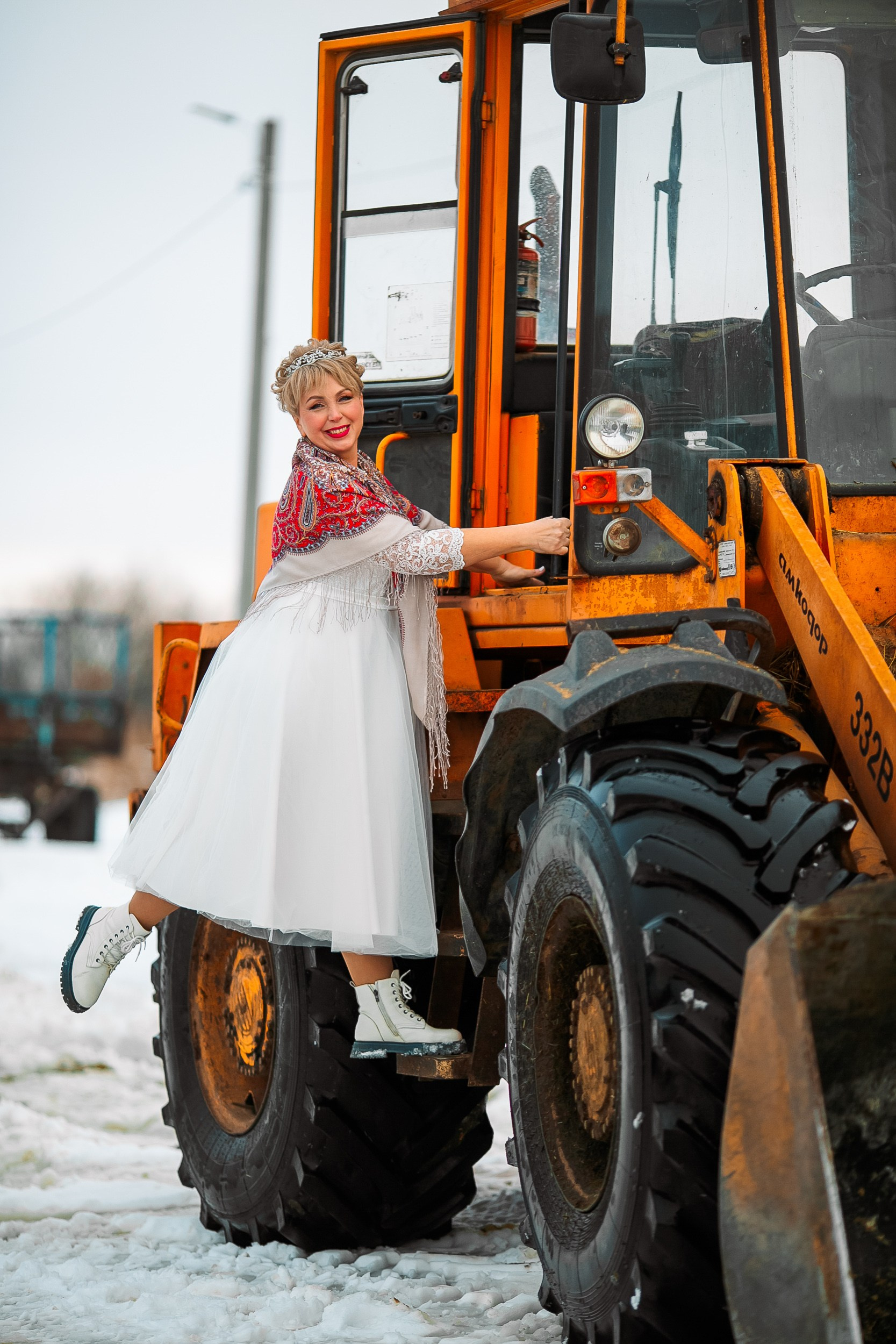 Невеста на тракторе