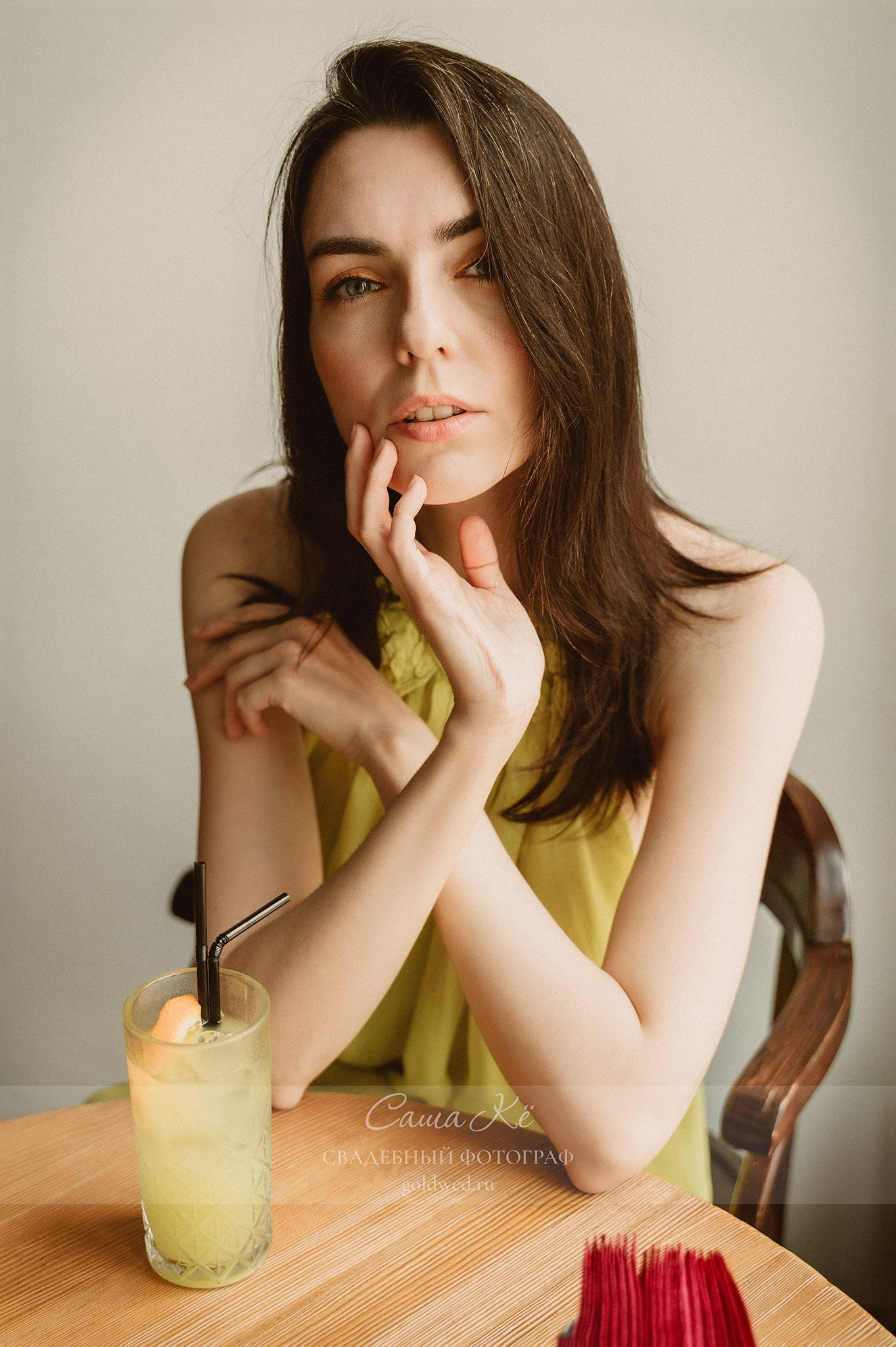 Нежная фэшн фотосъёмка, стильная фотосессия на прогулке, девушка модель смеётся, эмоции и романтика, фотограф Новосибирск, мастер Саша Кё.