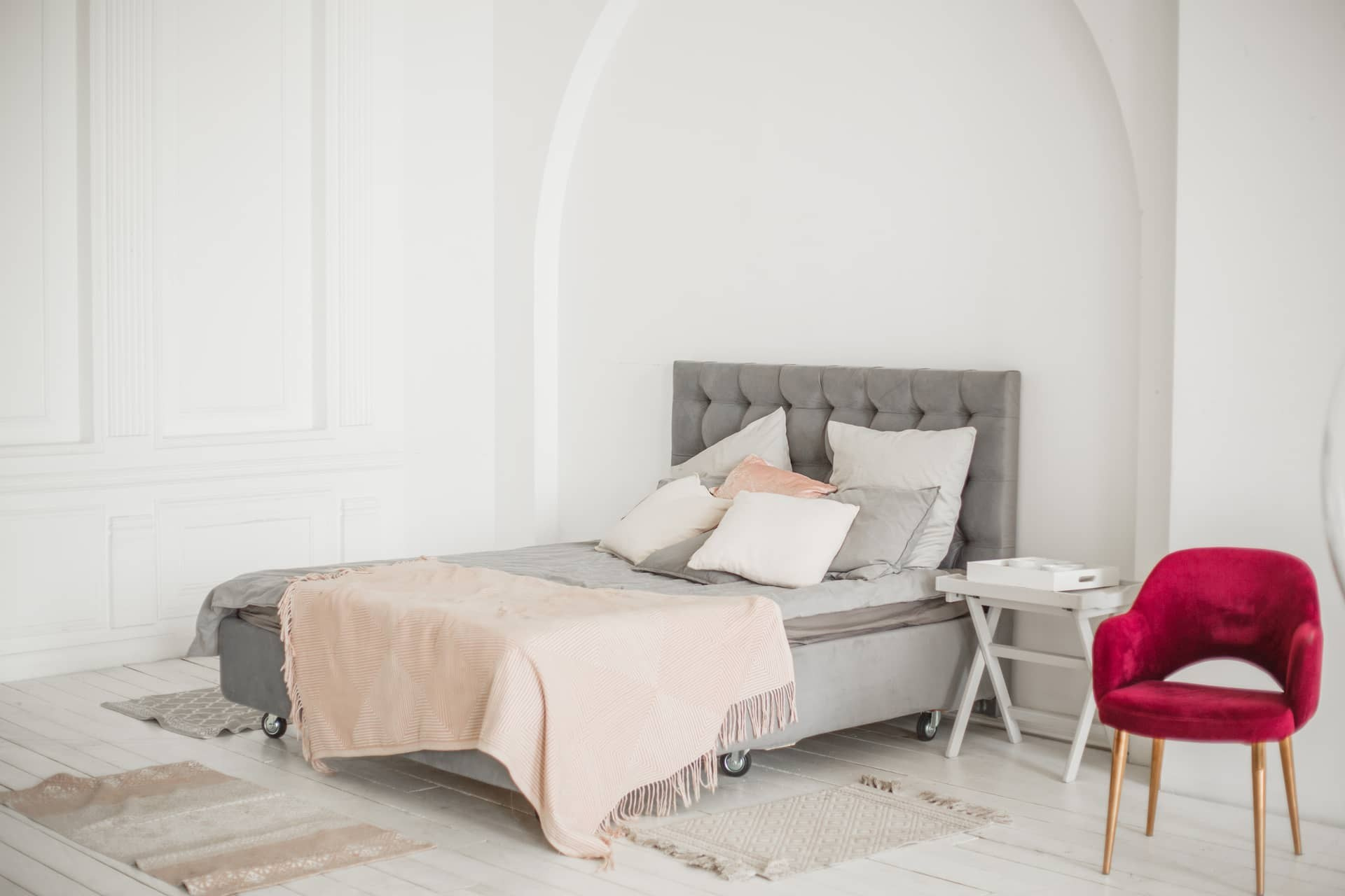 кровать в фотостудии светлых тонов