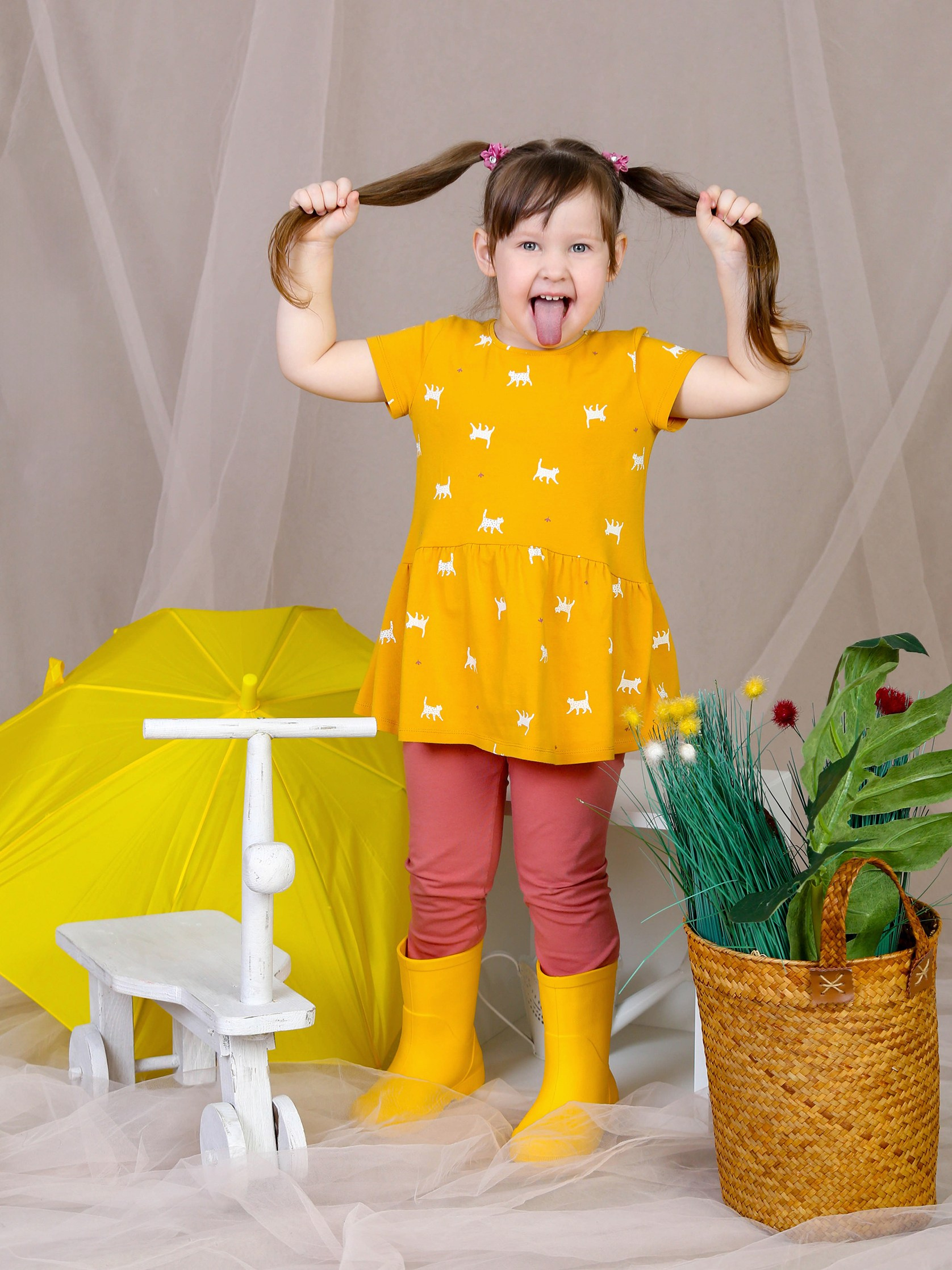 Общее фото в детском саду с выездным реквизитом в Тюмени. Выпускные альбомы в Тюмени для школ, садов, вузов спортивных секций