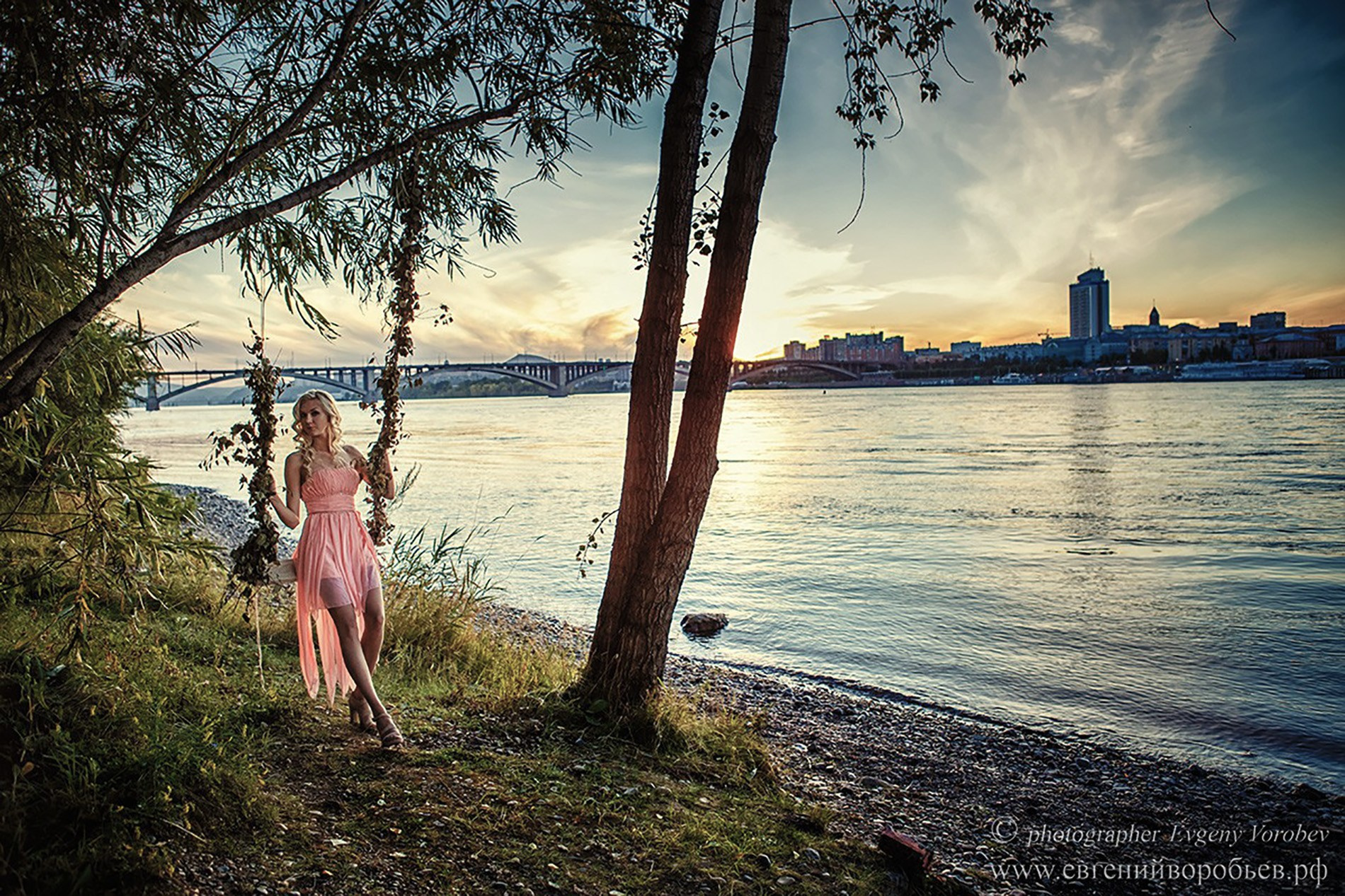 женская фотосессия Красноярск фото для девушки фотограф Красноярск фотосессия для сайта знакомств Красноярск фото для социальной сети заказать цена стоимость фотосессии в Красноярске пример фото идея место позы для фотосессии девушки в Красноярске фотосессия ИИ фотосессиия нейросеть промт для фотосессии фотосессия фото для социальной сети визажист причёска и макияж Красноярск парк Сады мечты Татышев фотостудия Красноярск бизнес портрет