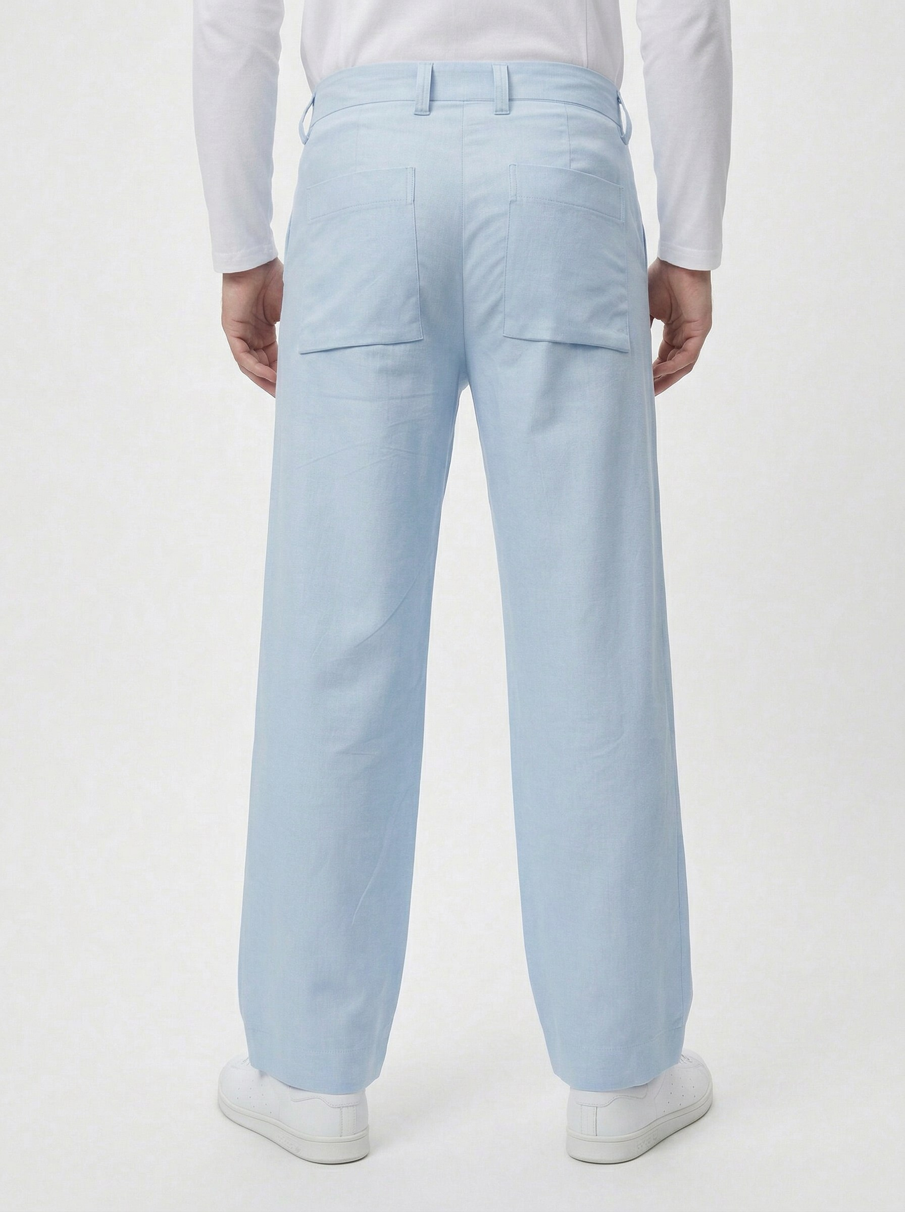 Генерация каталога на белой циклораме голубые хлопковые брюки