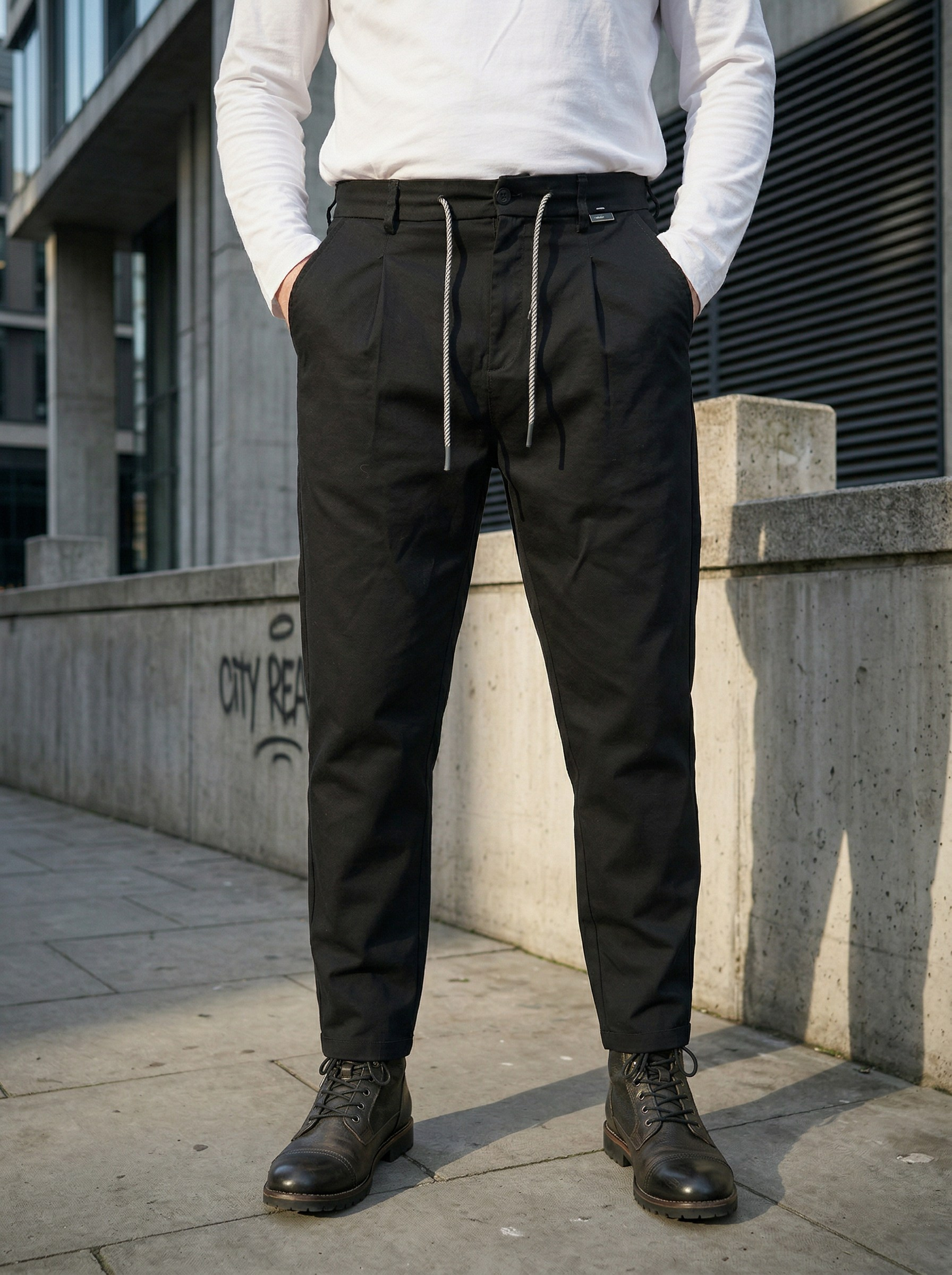 Генерация карточки товара для черных брюк на уличной локации