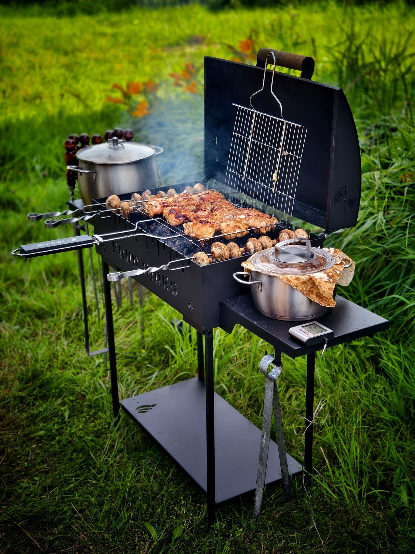 Мангал с крышкой для барбекю на природе с шашлыками