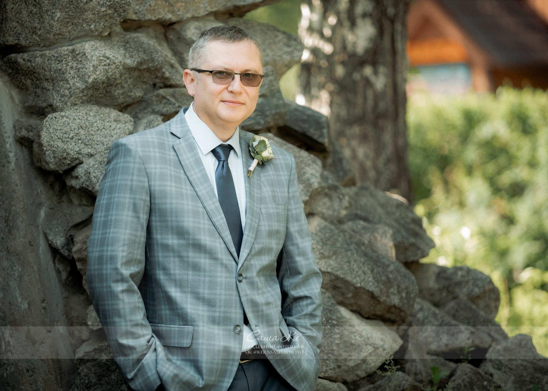 Жених с улыбкой на свадебной фотосъемке