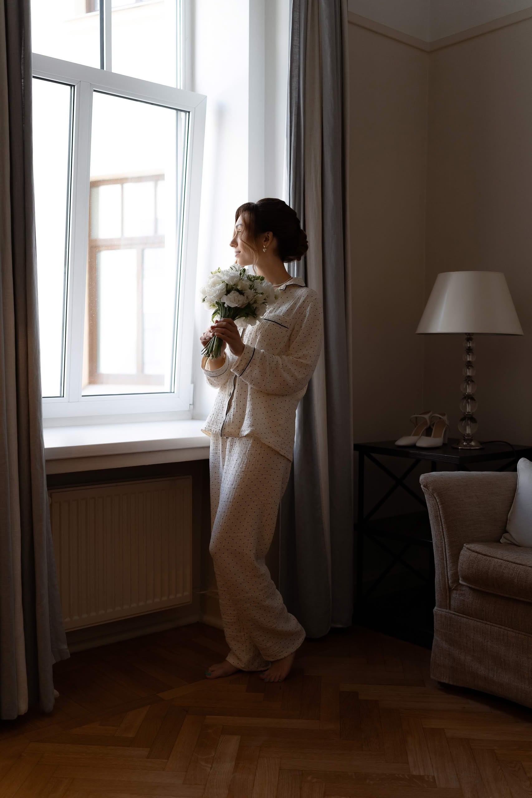 утро невесты Санкт-Петербург невеста с букетом у окна сборы невесты