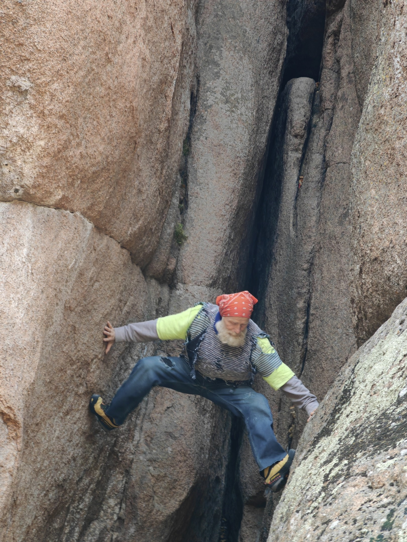 Экскурсия национальный парк заповедник Красноярские столбы цена заказать забронировать фото тур интересные места достопримечательности что посмотреть где побывать в Красноярске  Туристический маршрут центральные столбы скала Перья Дед Львиные ворота первый второй столб Фотосессия фотограф Красноярск природа пейзаж аэросъёмка с FPV дрона квадрокоптера