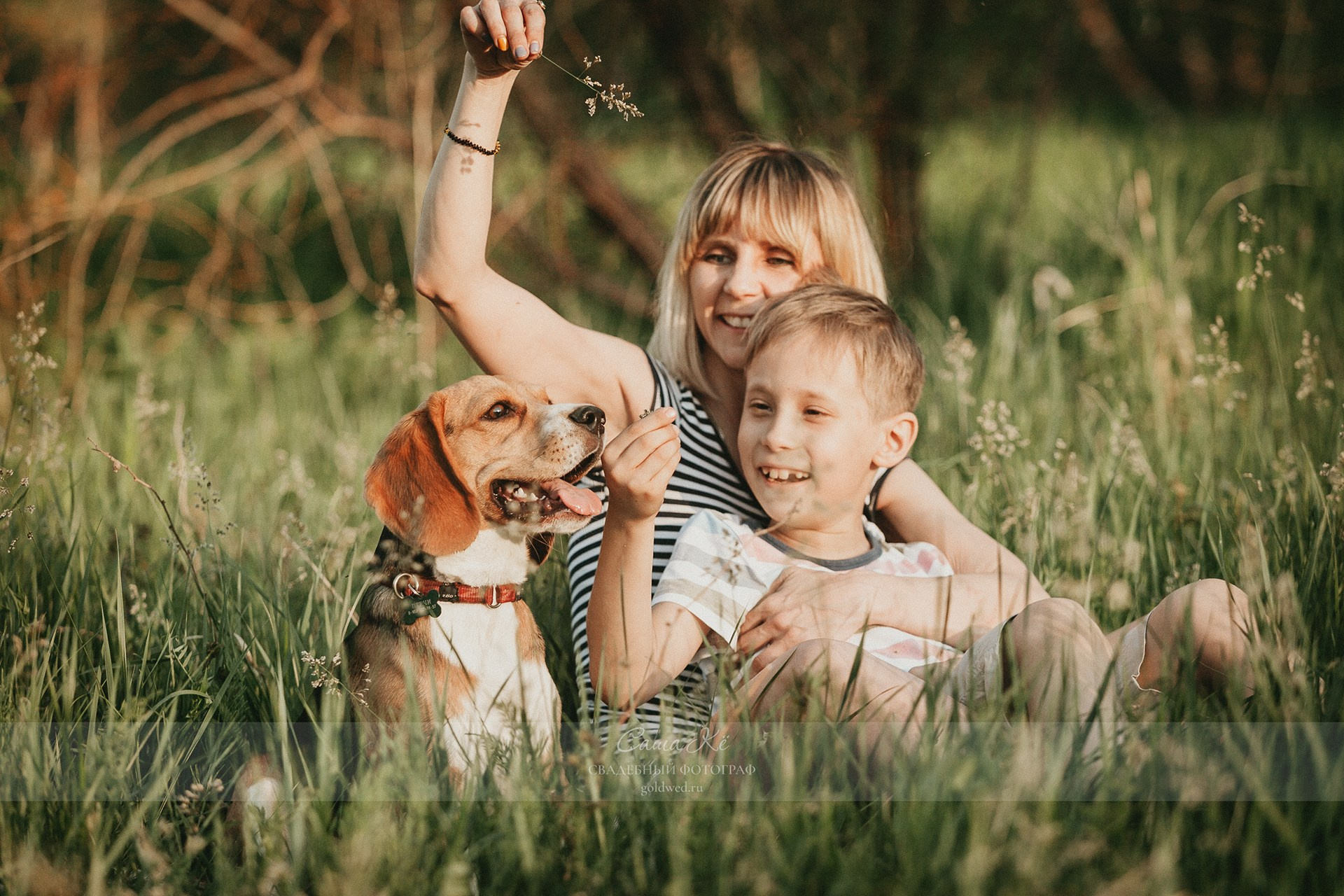 Фотограф Саша Кё - прогулочная фотосессия с семейной съемкой и эмоциями в парке