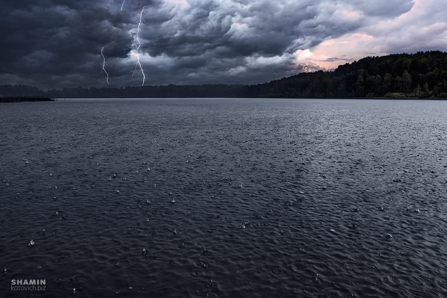 Гроза на озере. Фотограф Константин Шамин