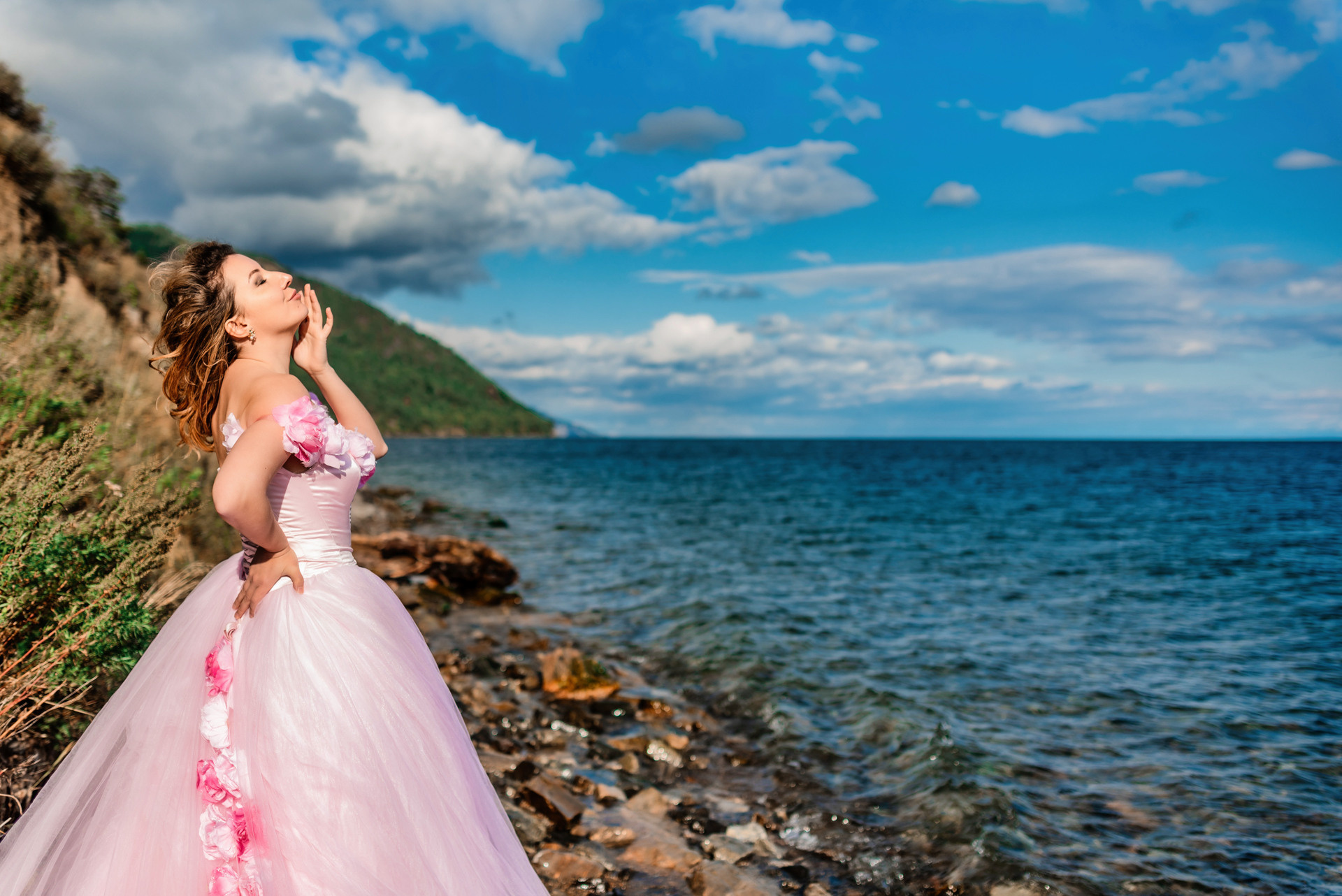 Девушка в розовом платье с розами со шлейфом на берегу байкала. Туры на Байкал с фотографом под ключ. Фотосессии на Ольхоне
