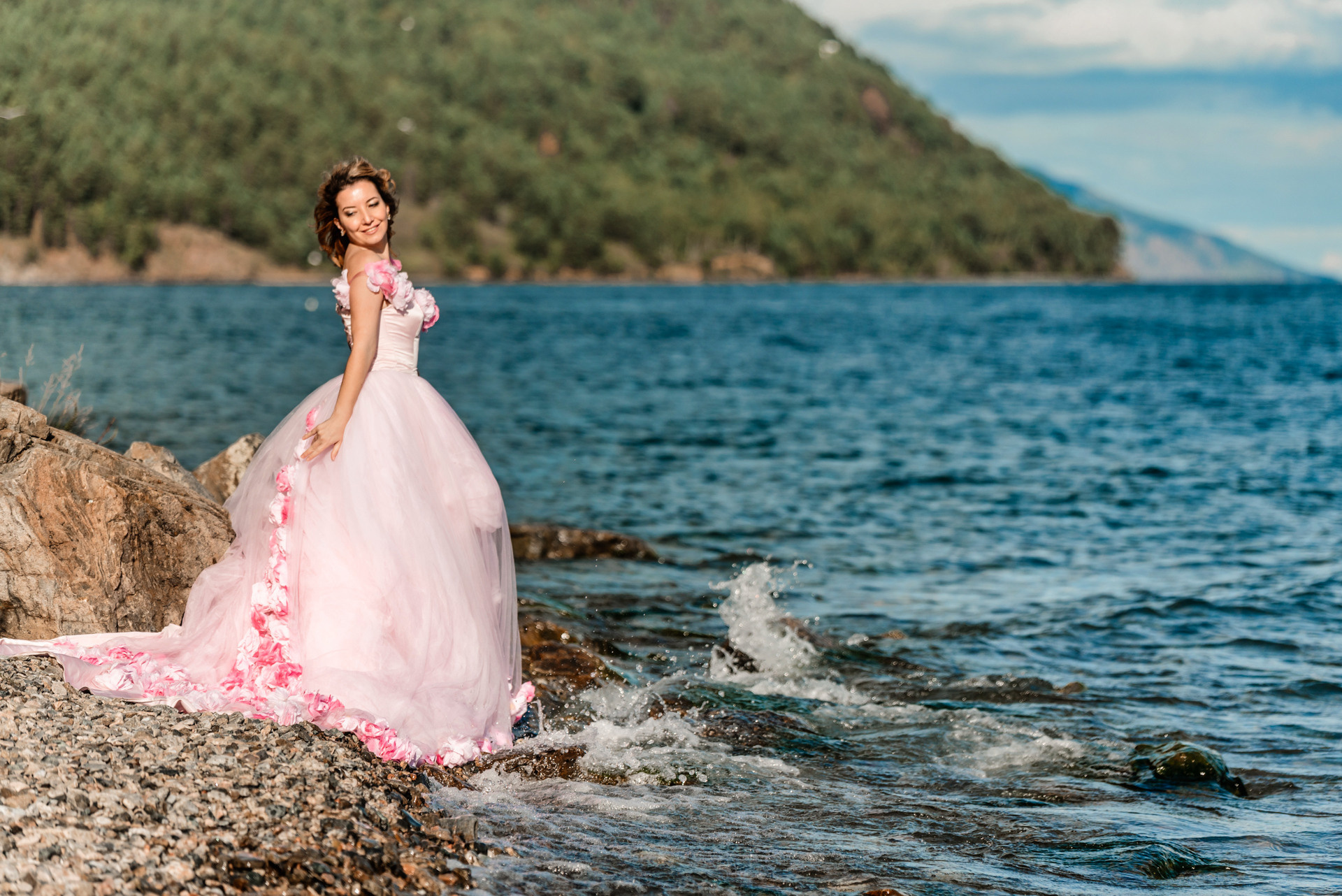 Девушка в розовом платье с розами со шлейфом на берегу байкала. Туры на Байкал с фотографом под ключ. Фотосессии на Ольхоне