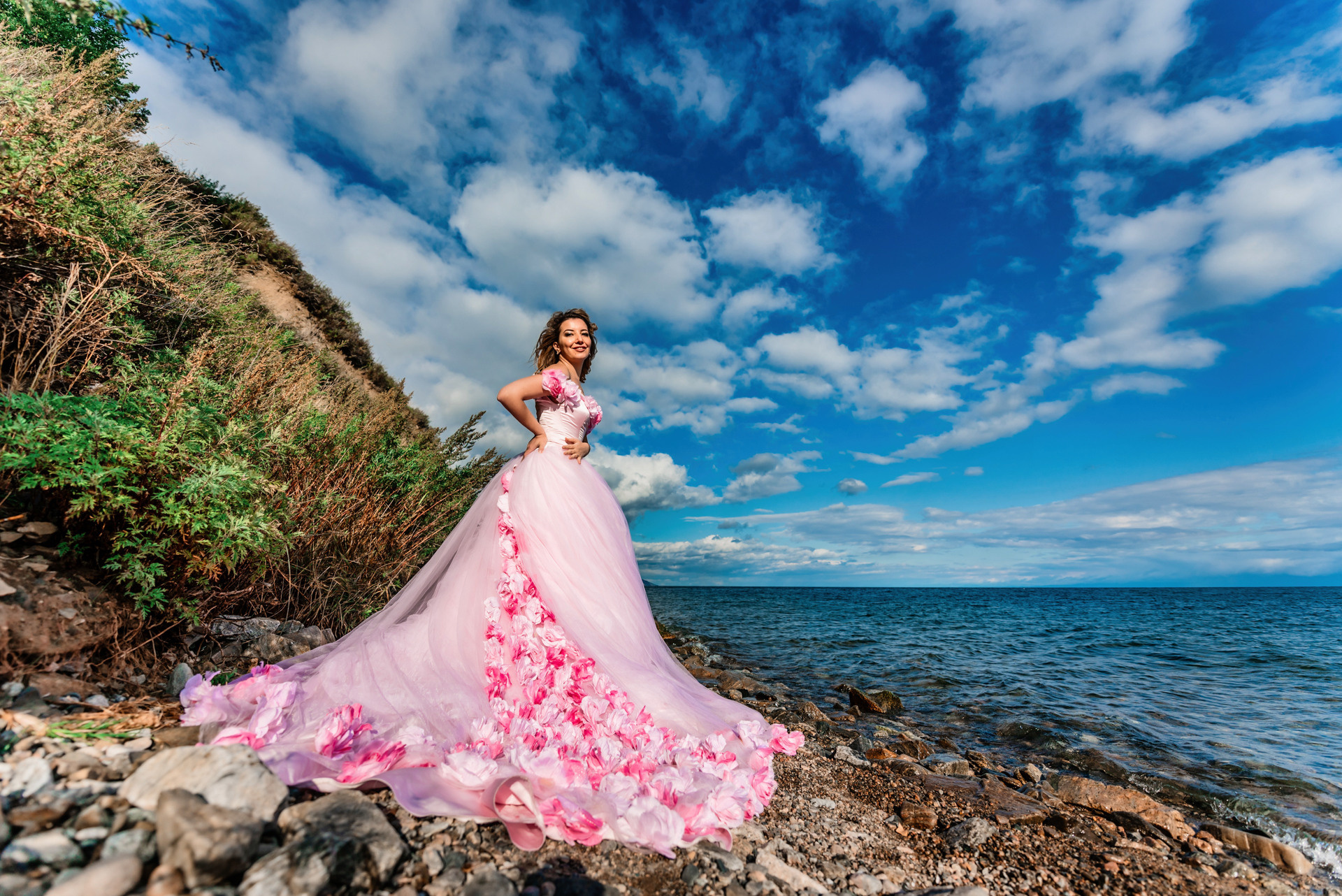 Девушка в розовом платье с розами со шлейфом на берегу байкала. Туры на Байкал с фотографом под ключ. Фотосессии на Ольхоне
