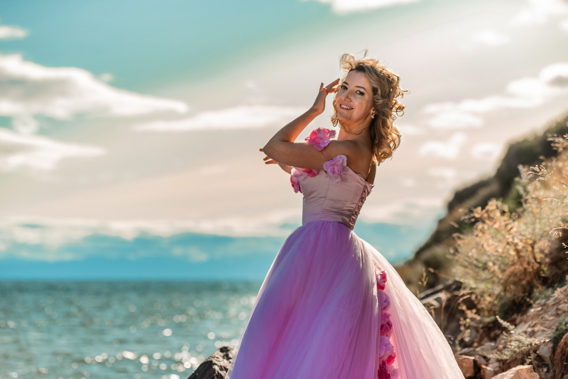 Девушка в розовом платье с розами со шлейфом на берегу байкала. Туры на Байкал с фотографом под ключ. Фотосессии на Ольхоне