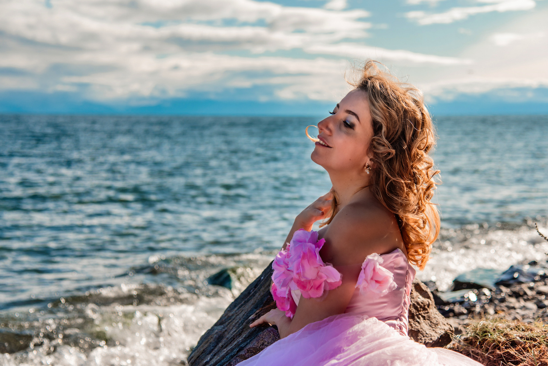 Девушка в розовом платье с розами со шлейфом на берегу байкала. Туры на Байкал с фотографом под ключ. Фотосессии на Ольхоне