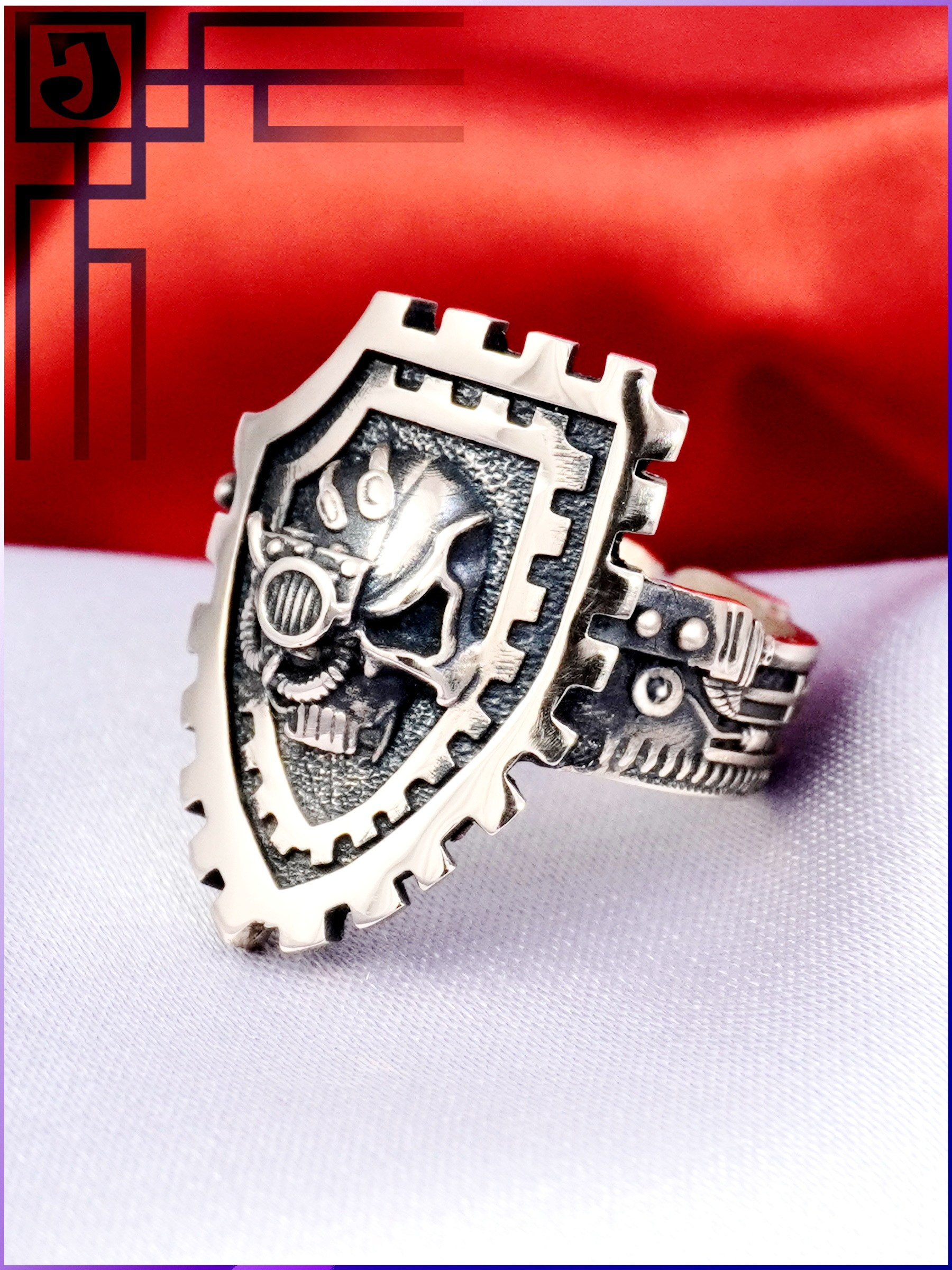 Гравировка "Omnissiah Sanctus" на бронзовом кольце Adeptus Mechanicus