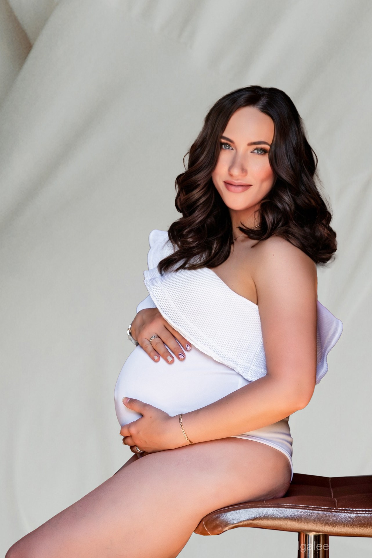 Белое боди с воланами на фотосессии беременности. Ольга Ли свадебный семейный фотограф Иркутск