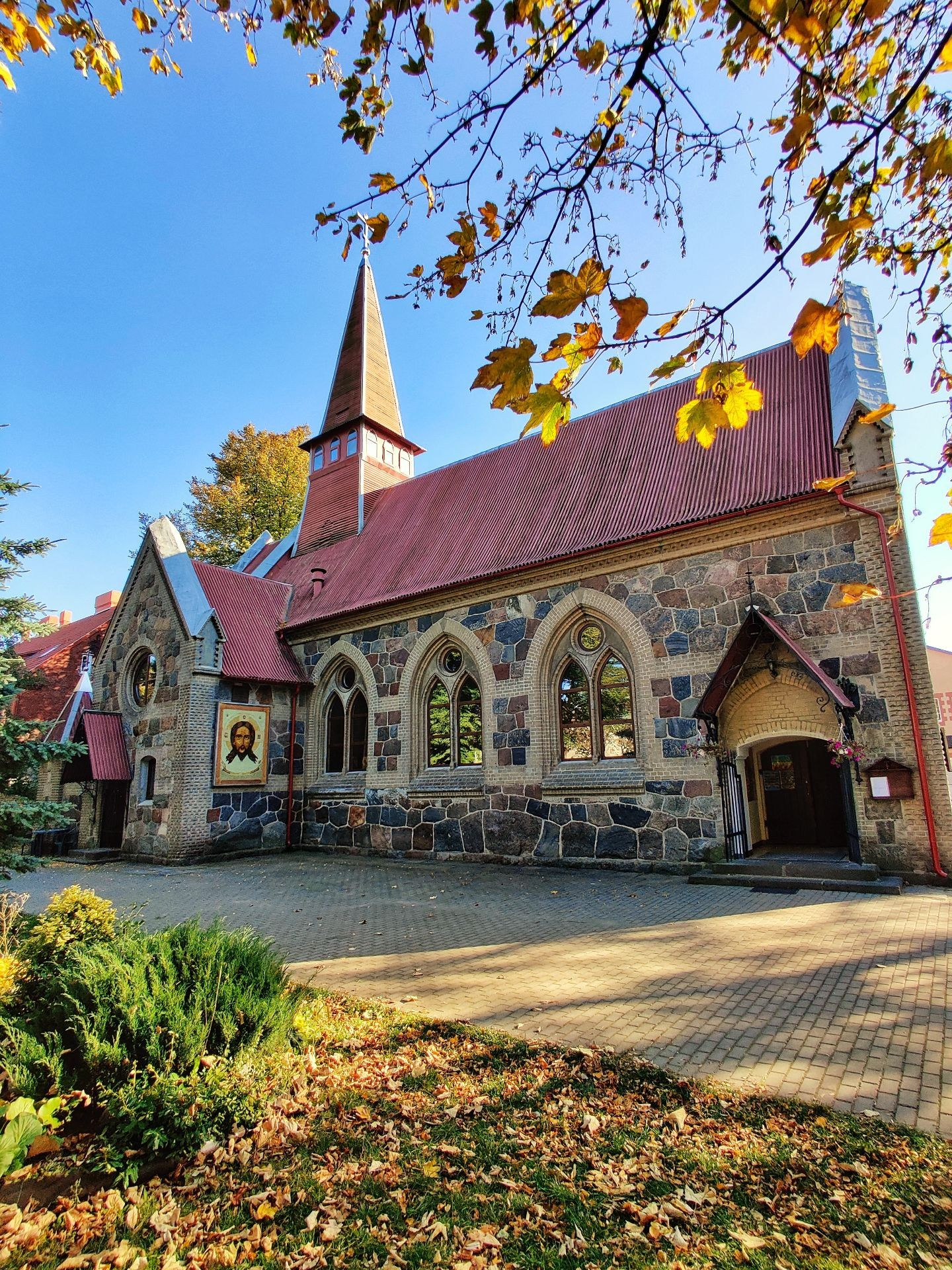 Здание Казанской церкви солнечным днем в Янтарном