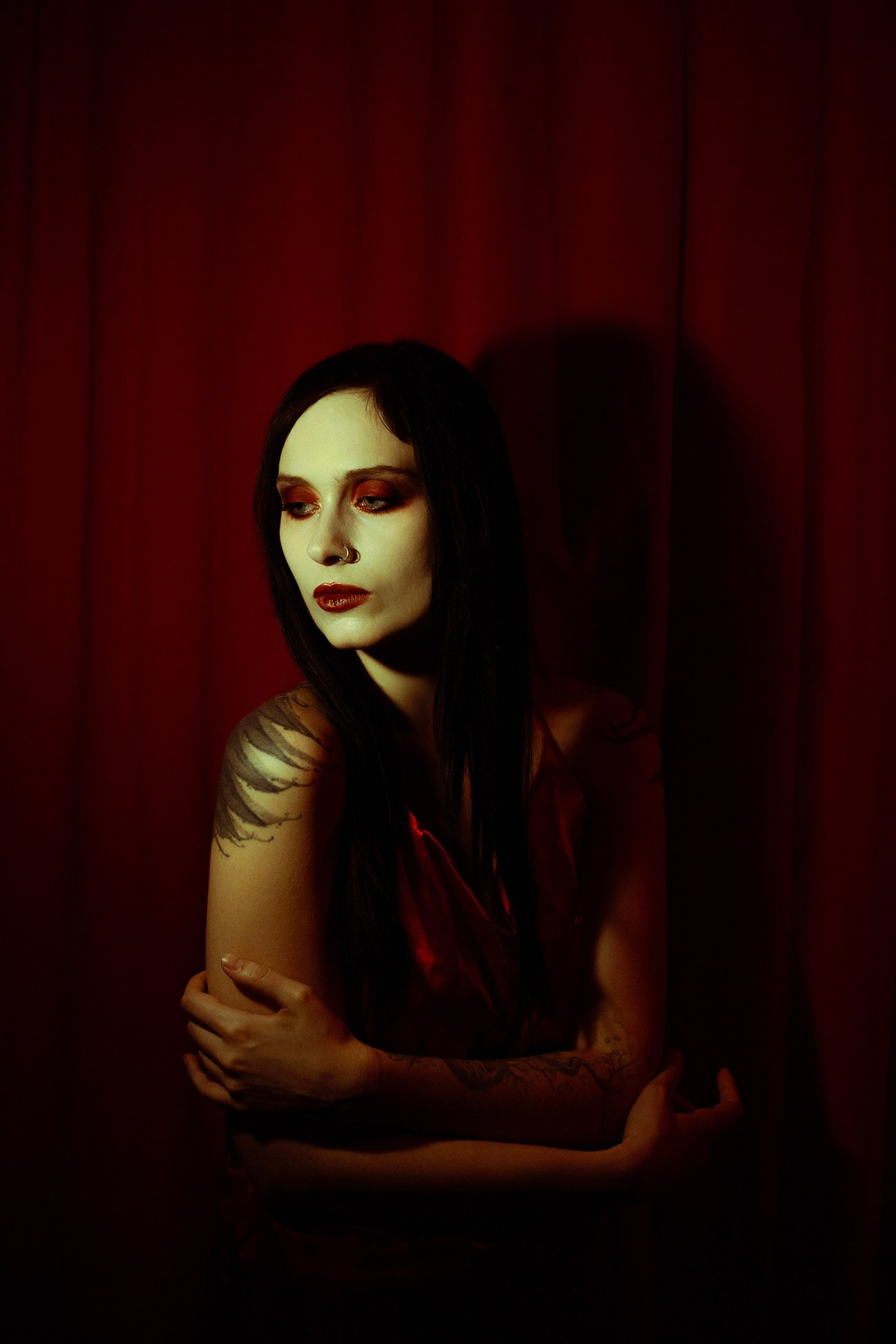 вампирский стиль, готическая съёмка, девушка на красном фоне, мрачные тона, яркость, портретная съёмка в стиле вамп, снимаю в Москве, фотопортрет, контровой свет, один источник света