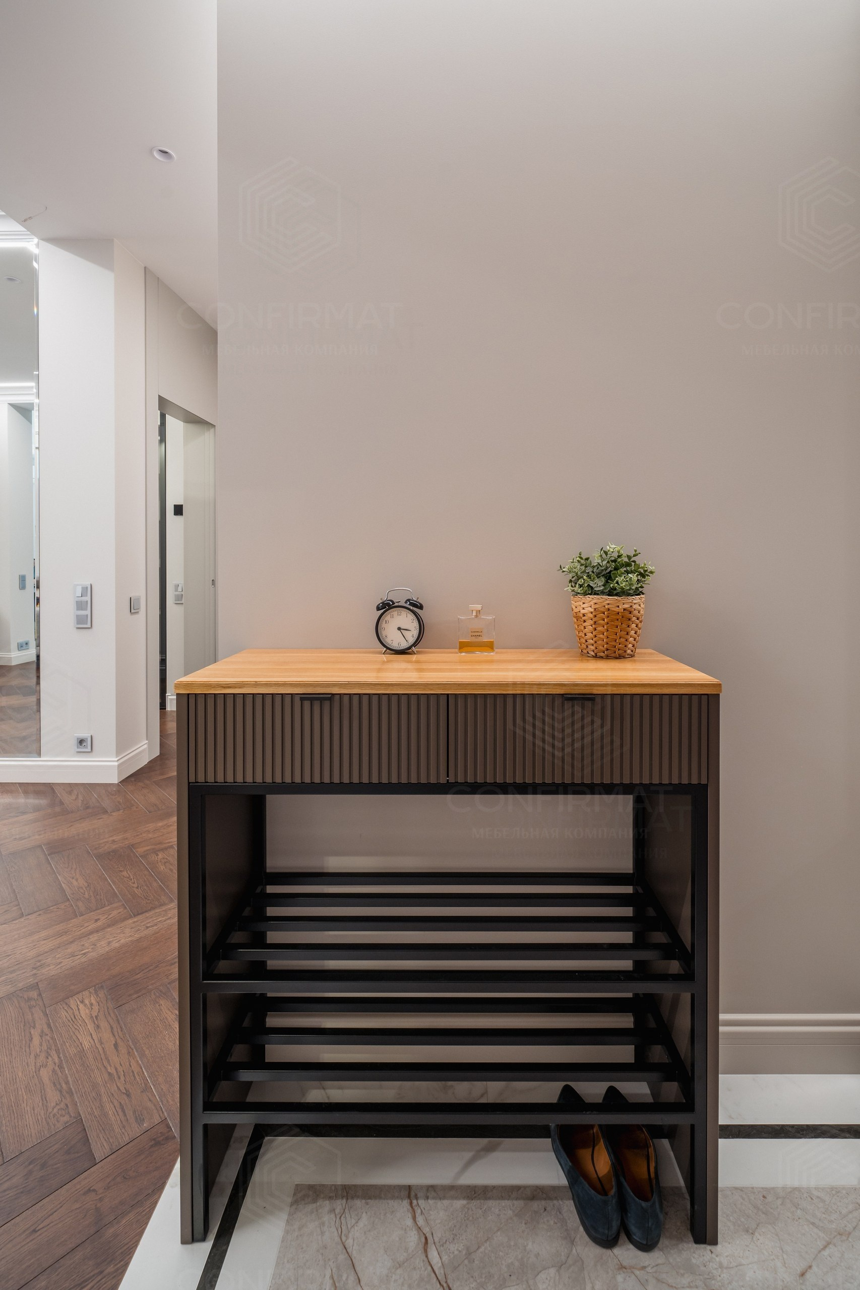 Зеркальный шкаф 40 см глубиной и обувница. Мебель на заказ