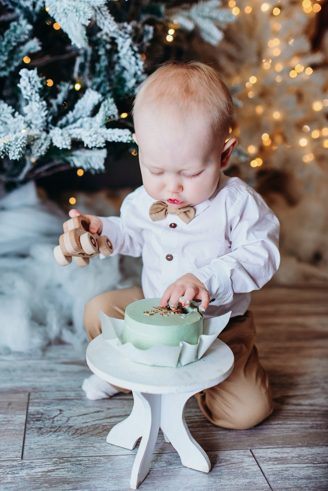 Малыш улыбается в новогодней студии. Ольга Ли свадебный семейный фотограф Иркутск