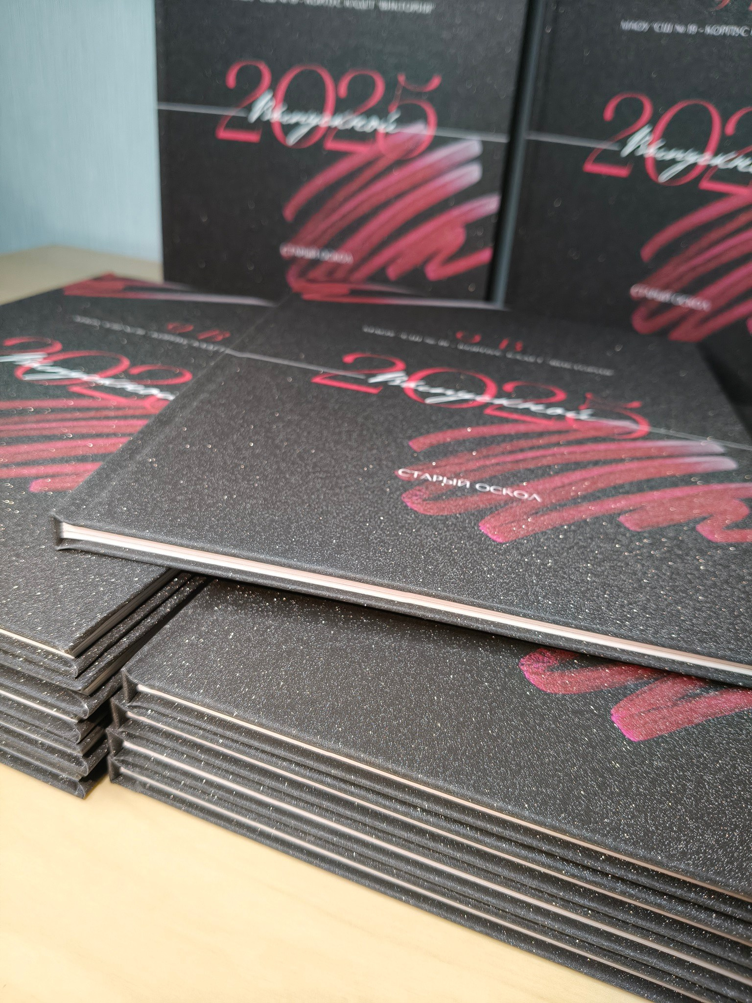 Выпускные альбомы Старый Оскол. Стильные выпускные альбомы в Старом Осколе. Свадебные фотокниги