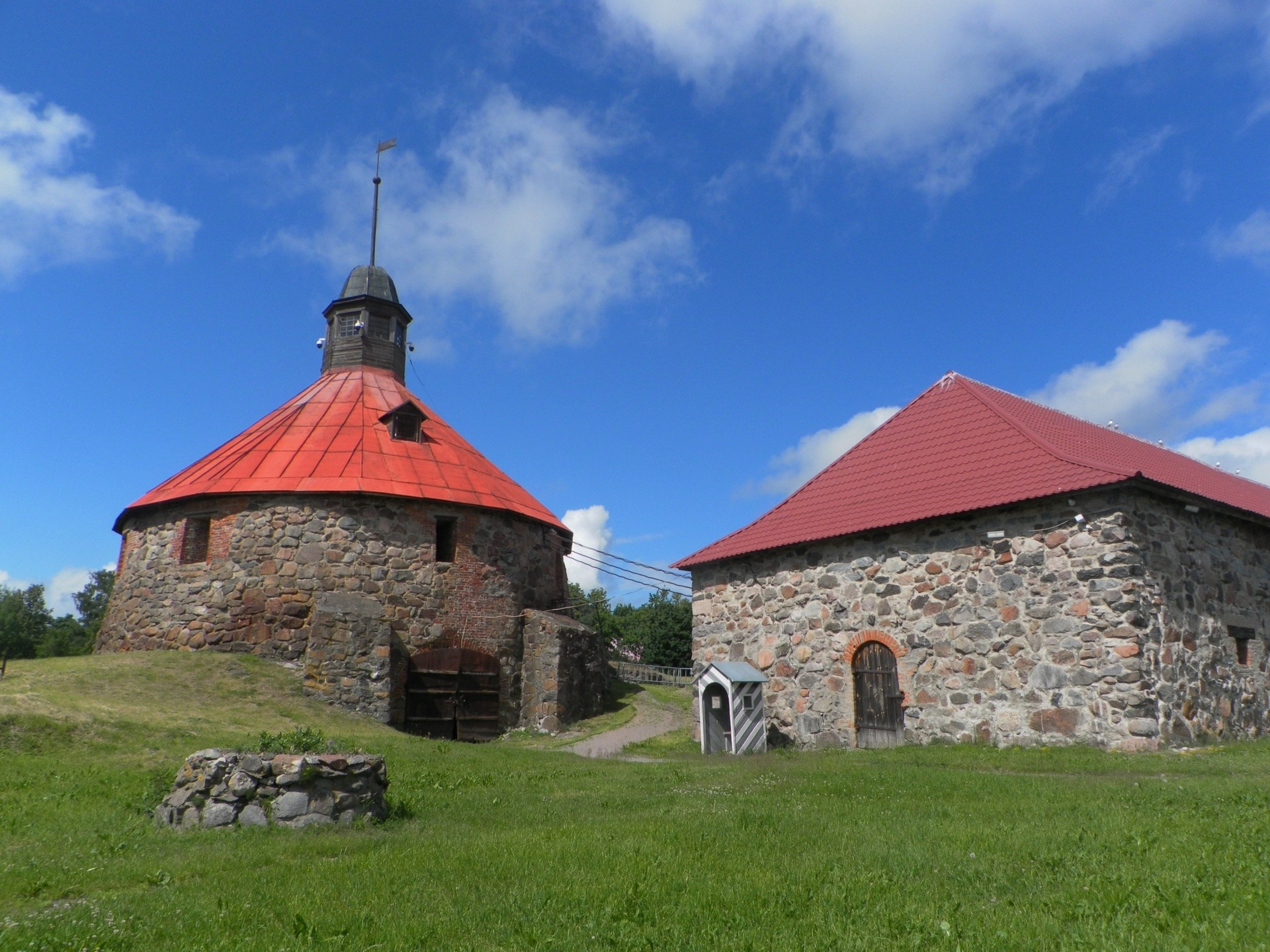Средневековая башня и каменные стены крепости Корела