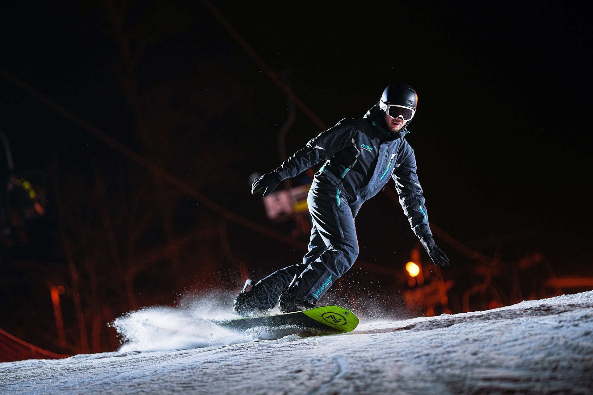 Вечерняя съёмка на склонах с использованием внешних вспышек. Фотограф Студитский Евгений
