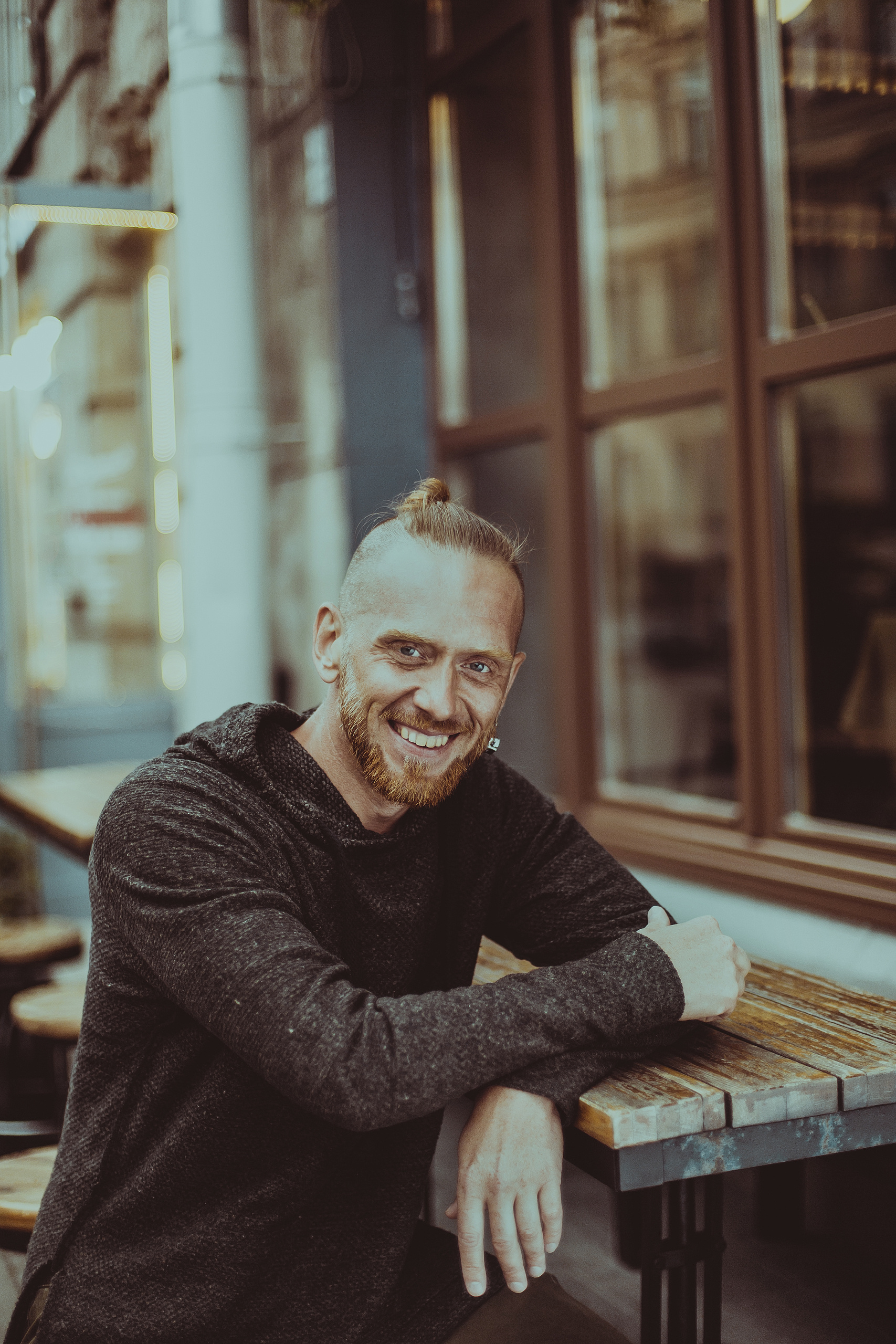 Фотосессия бабушки с внучкой во дворе Сен-Жермен. Детский, свадебный и семейный фотограф Юлия Курбатова, Санкт-Петербург