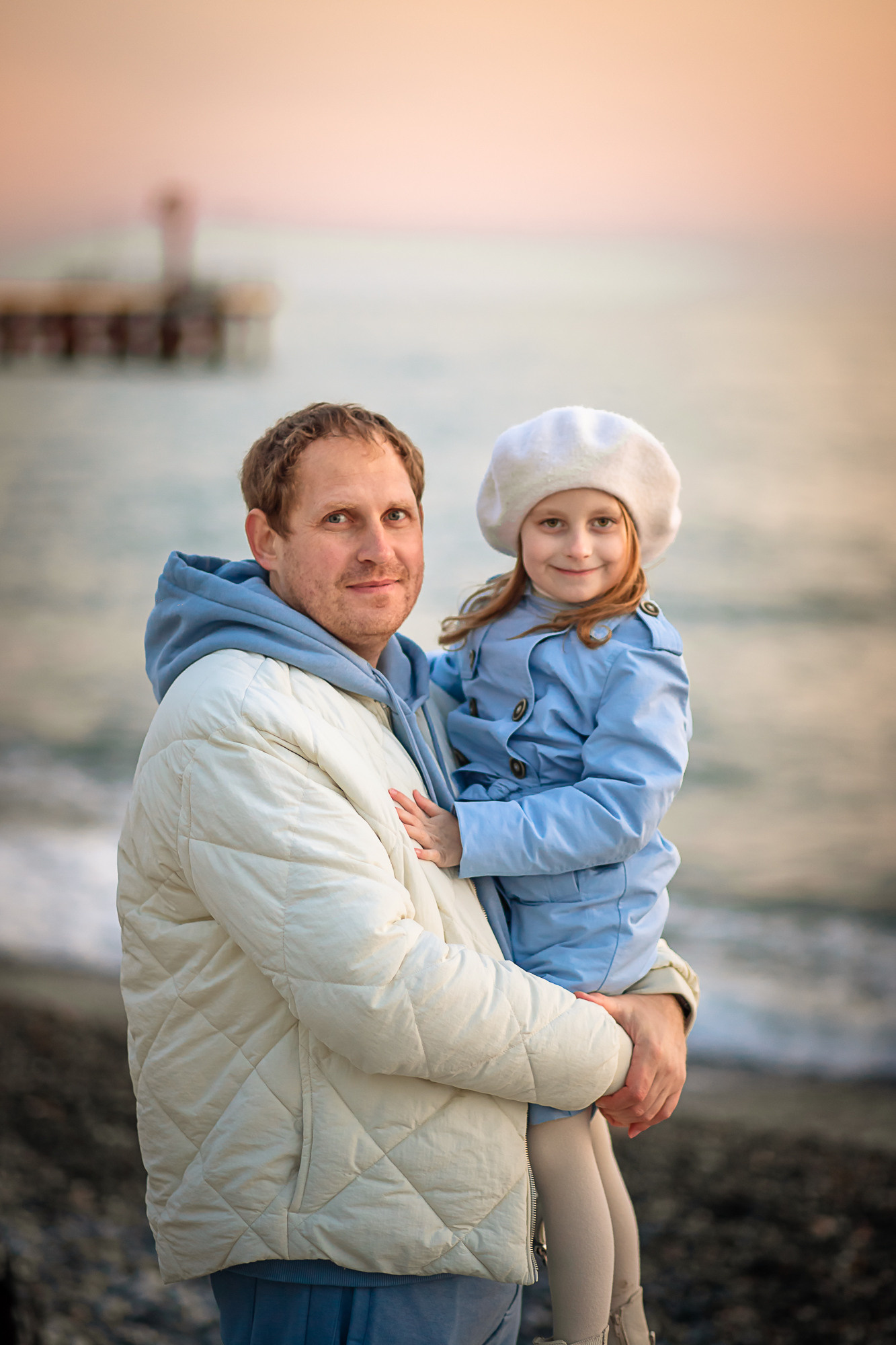 Папа с дочкой на фоне моря на закате в голубом стиле