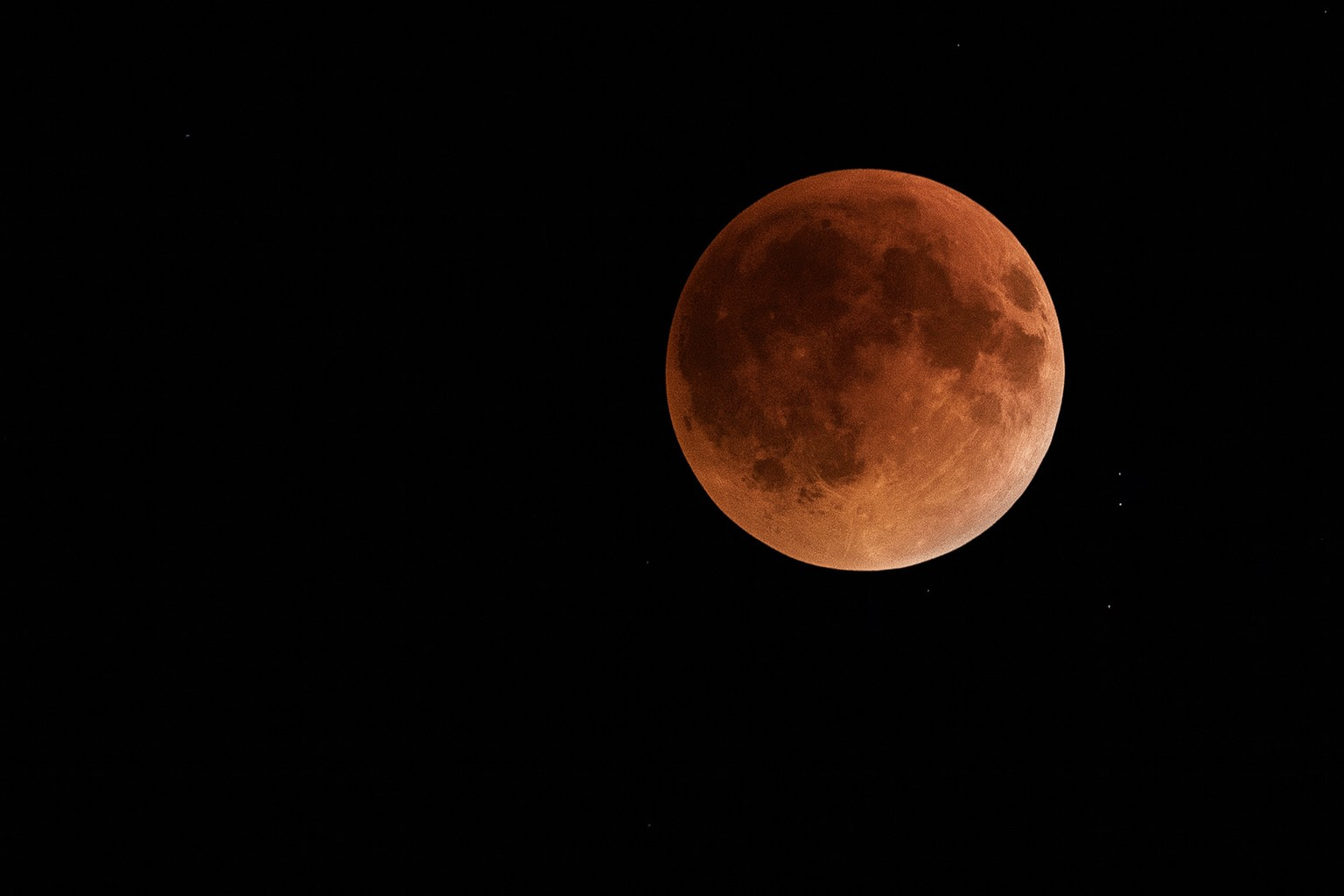 Художественная фотография лунного затмения