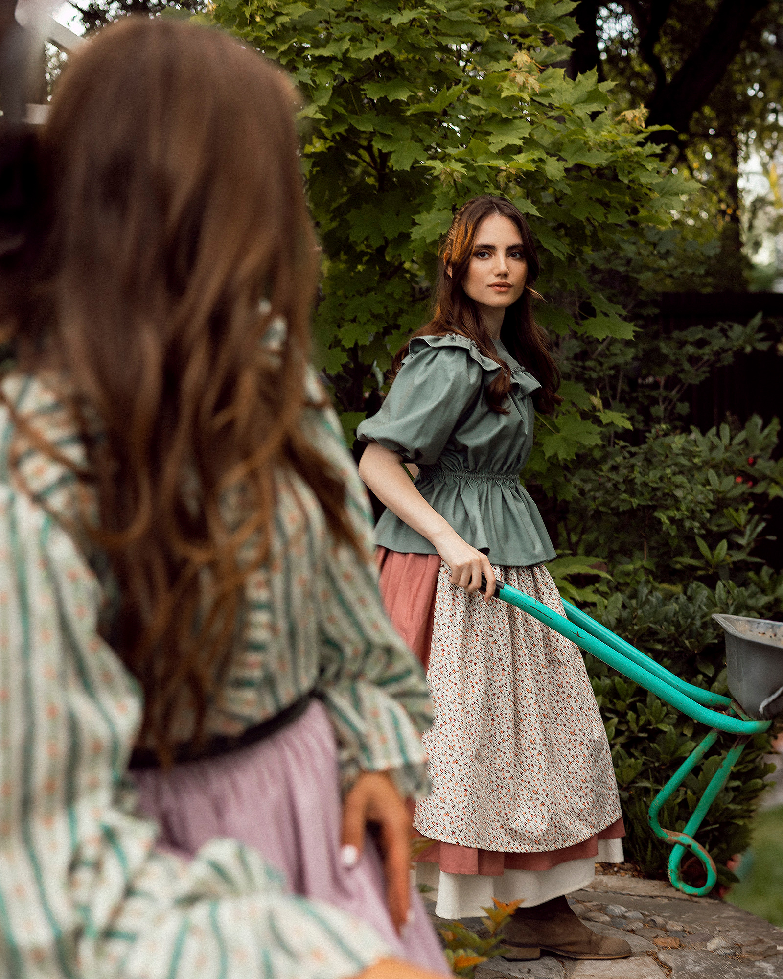 Аристократки в саду. Женский и семейный фотограф в Москве Виктория