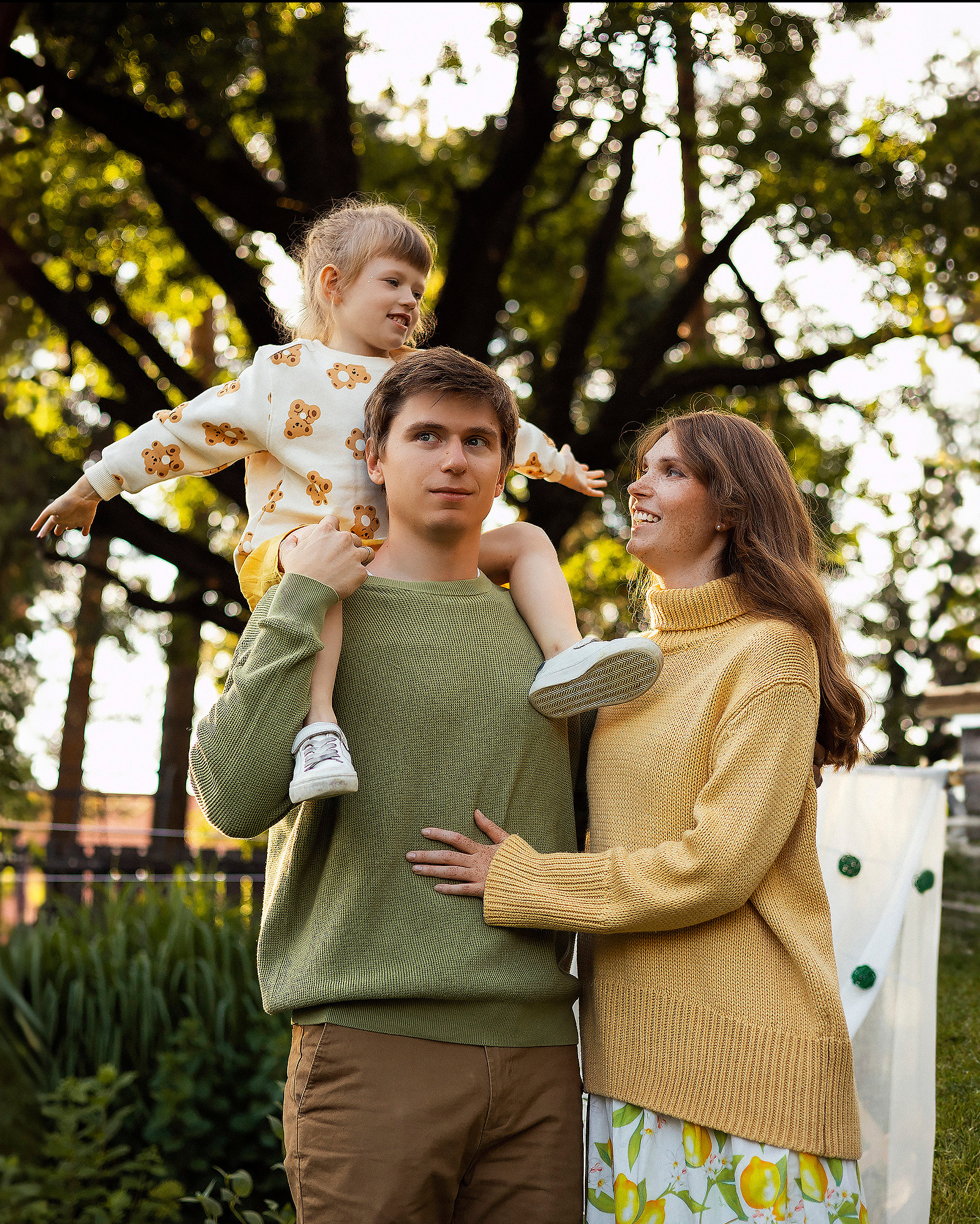 Семейная фотосессия в саду. Женский и семейный фотограф в Москве Виктория