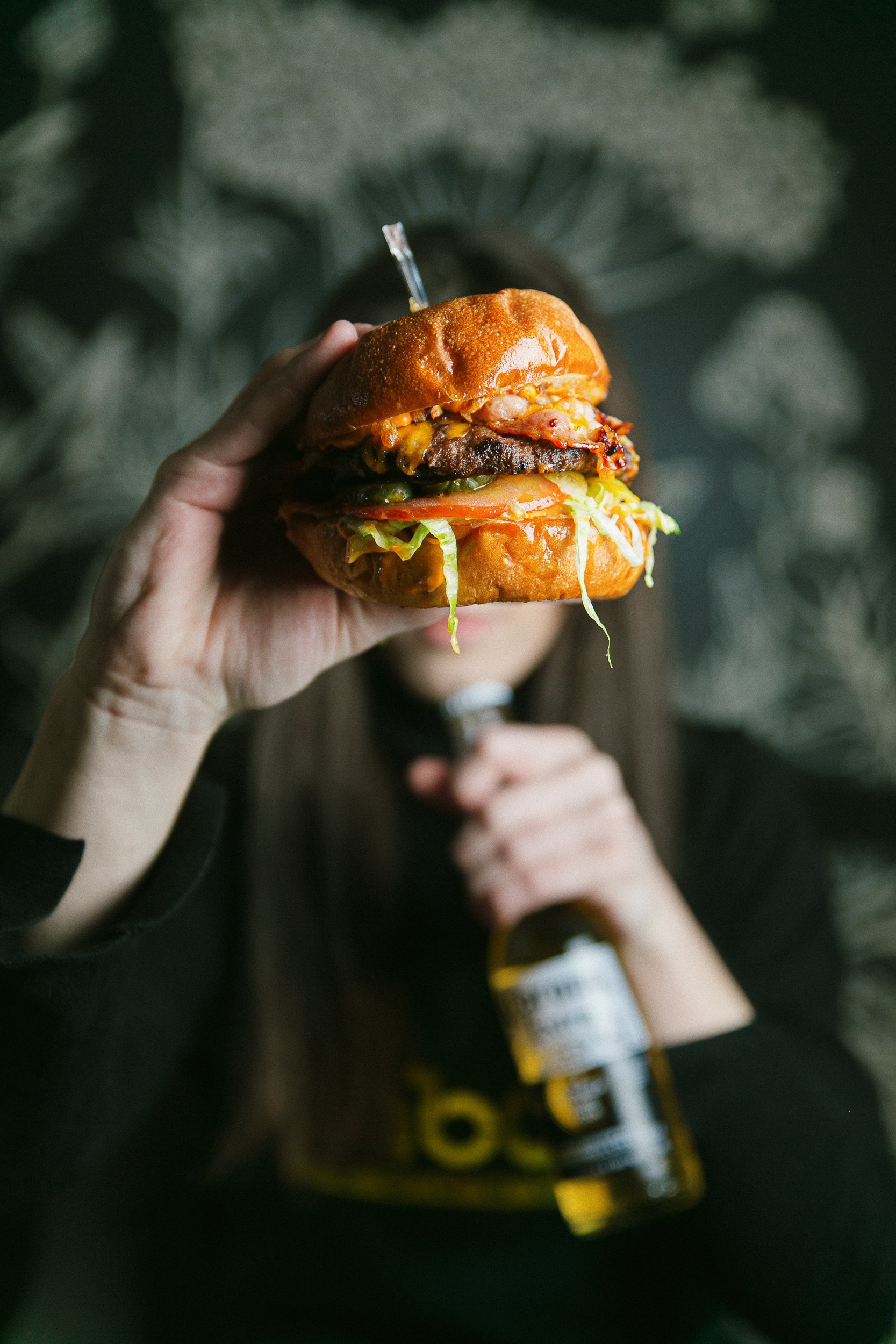 Сочный бургер крупным планом - фуд-фотограф Екатеринбург