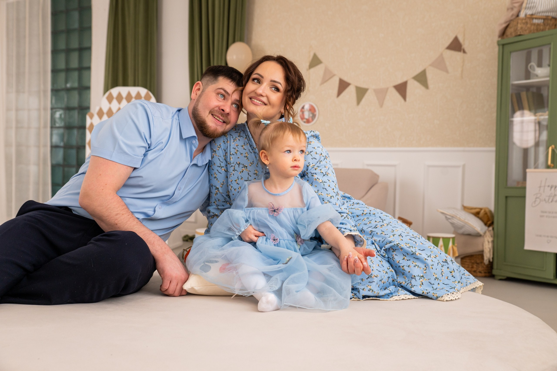 Александр и Анастасия и доченька Юлечка (1). Я Ольга Казанцева, фотографирую снимаю ваши киноистории и печатаю фото и цифровые портреты на холсте