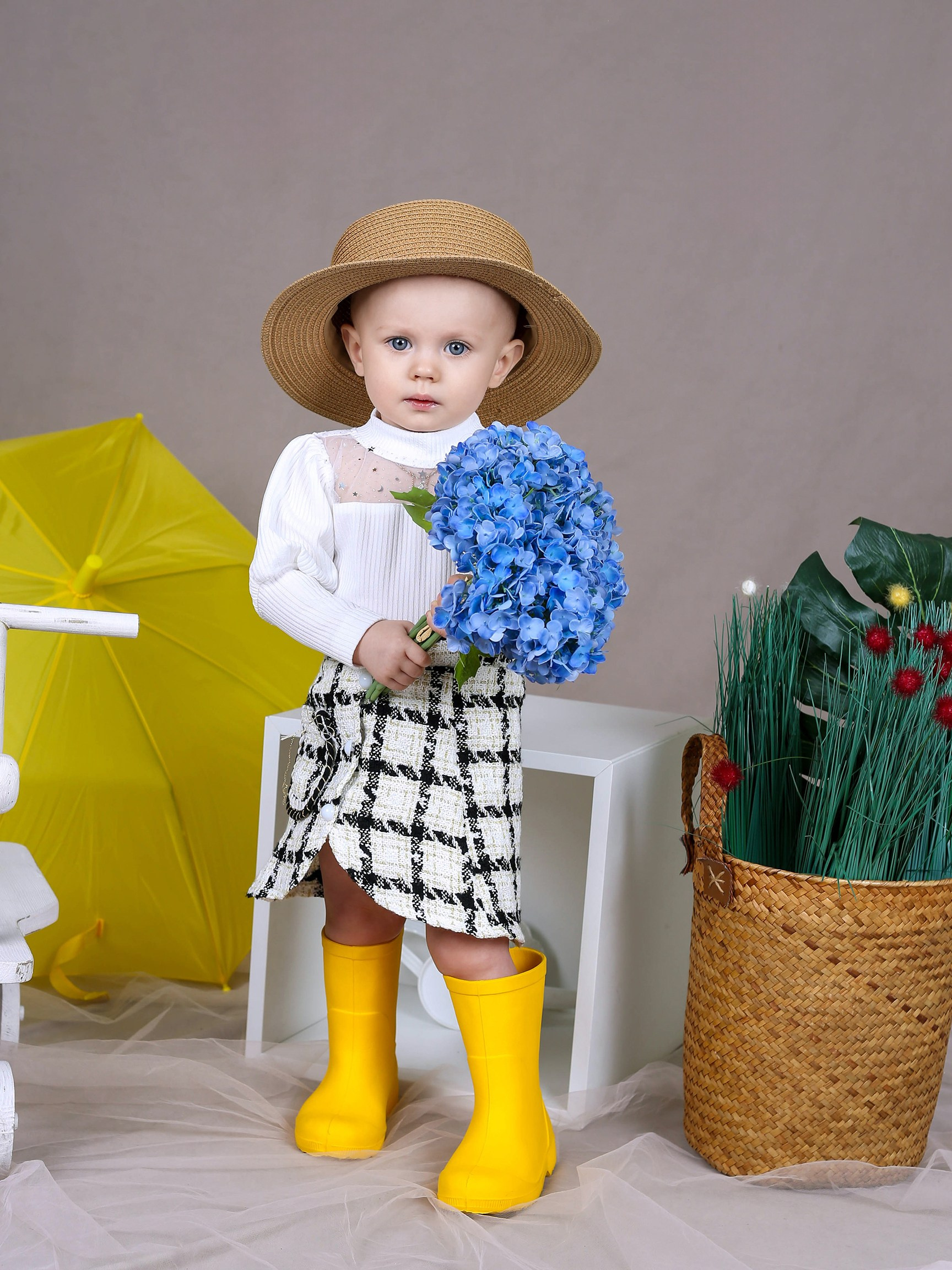 Общее фото в детском саду с выездным реквизитом в Тюмени. Выпускные альбомы в Тюмени для школ, садов, вузов спортивных секций