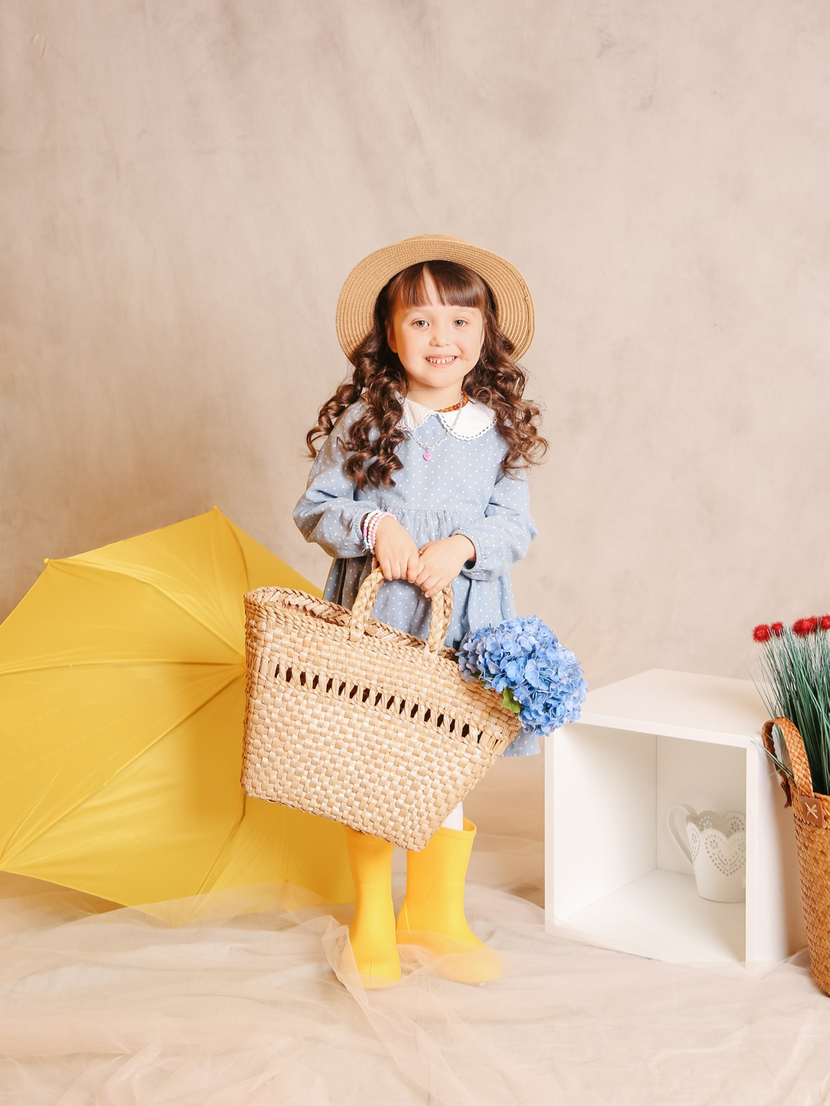 Общее фото в детском саду с выездным реквизитом в Тюмени. Выпускные альбомы в Тюмени для школ, садов, вузов спортивных секций