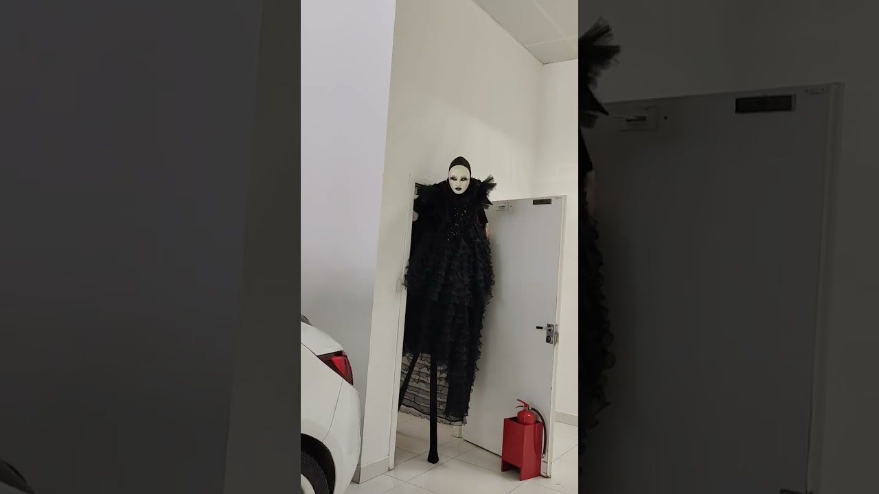 Как ходулист проходит через простую дверь. Мимы и Ходулисты на встречу гостей. Москва